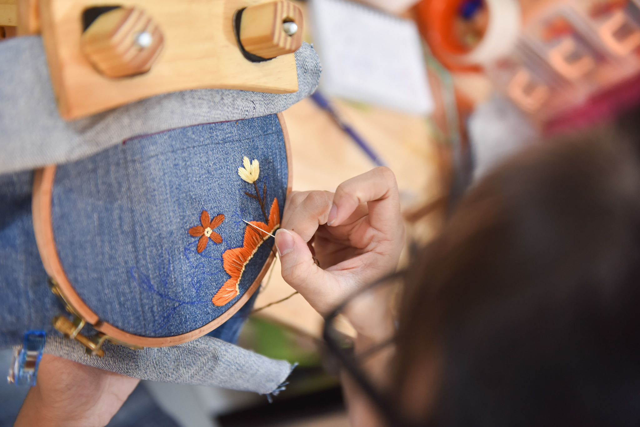 Tham embroiders a bag at her shop in Tan Binh District, Ho Chi Minh City. Photo: Ngoc Phuong / Tuoi Tre News