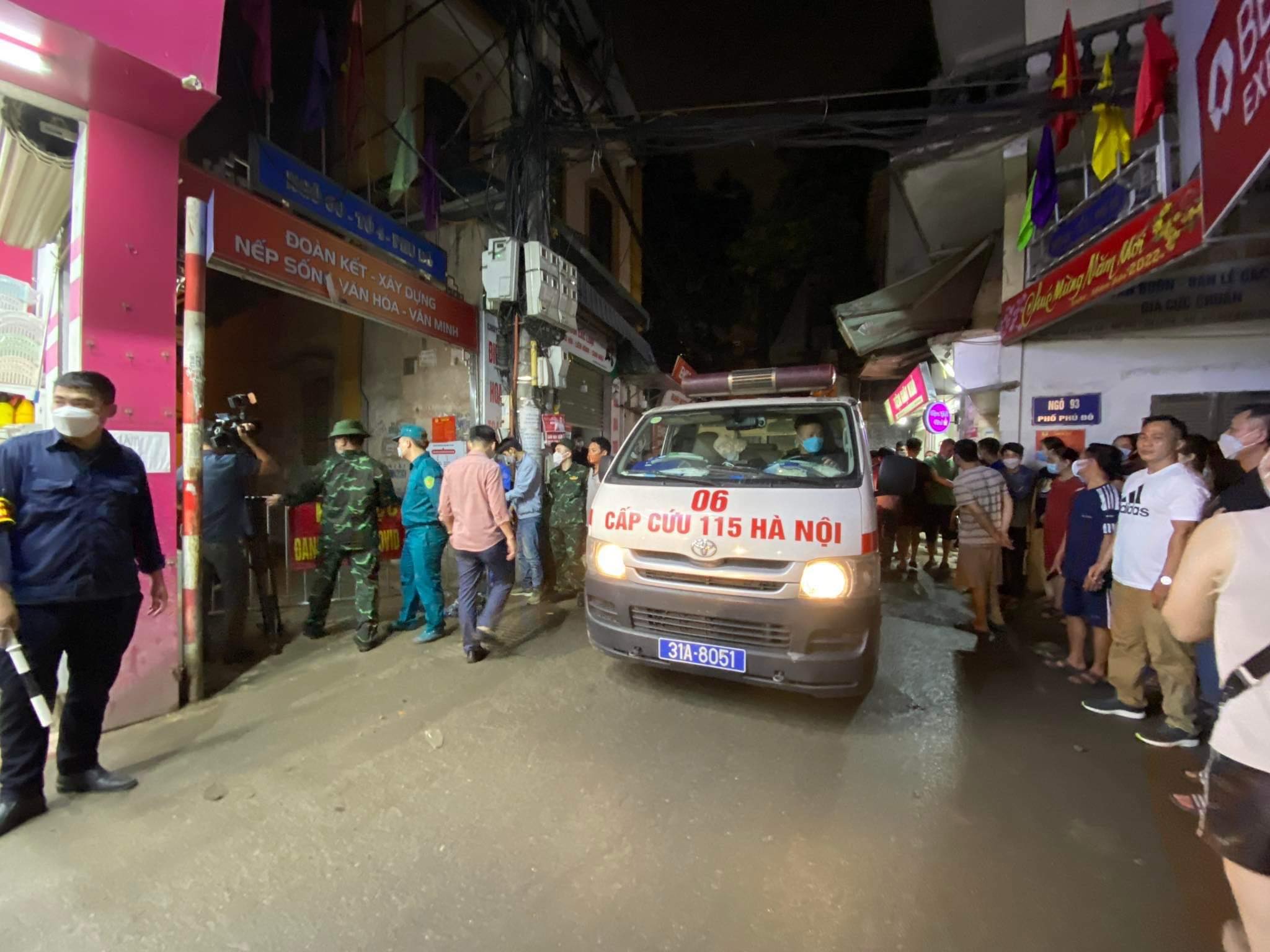 An ambulance arrives at the scene of a fire at a rented house in Nam Tu Liem District, Hanoi, March 31, 2022. Photo: Tuoi Tre
