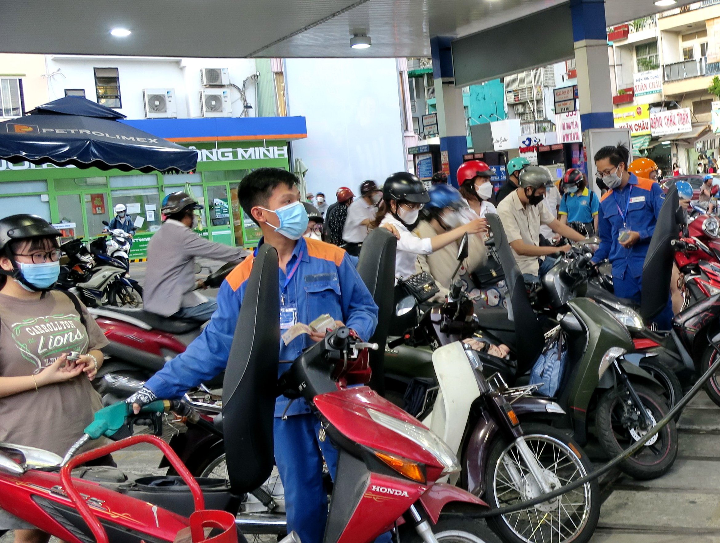 Vietnam’s gasoline prices drop slightly following environment tax reduction