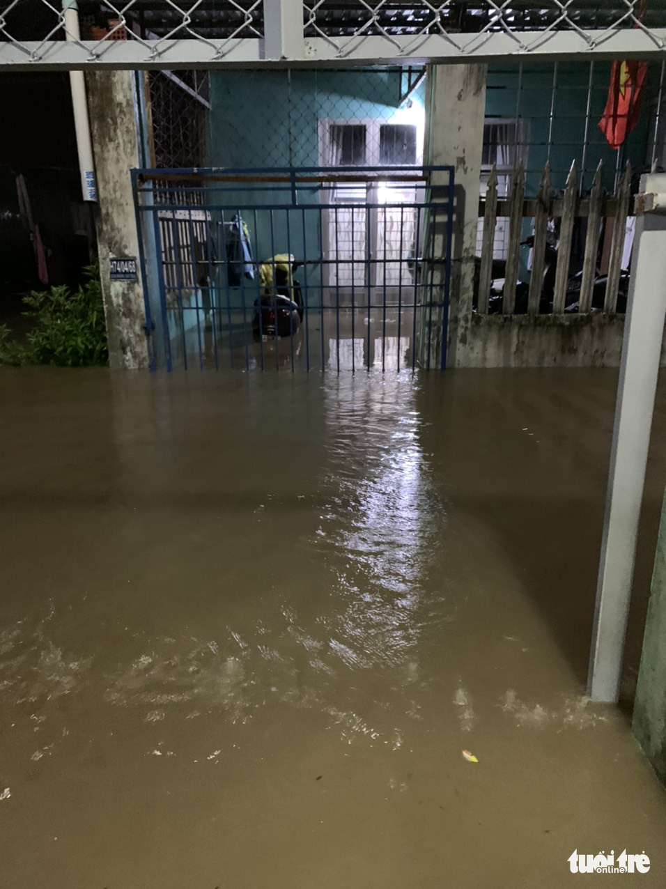 Rainwater floods a house down Alley No. 138 on Hoang Van Thai Street in Lien Chieu District, Da Nang City, Vietnam, April 1, 2022. Photo: Vuong Nguyen / Tuoi Tre