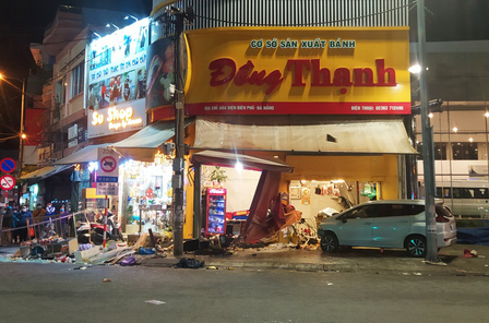 Car crashes into bakery, injures six in Da Nang