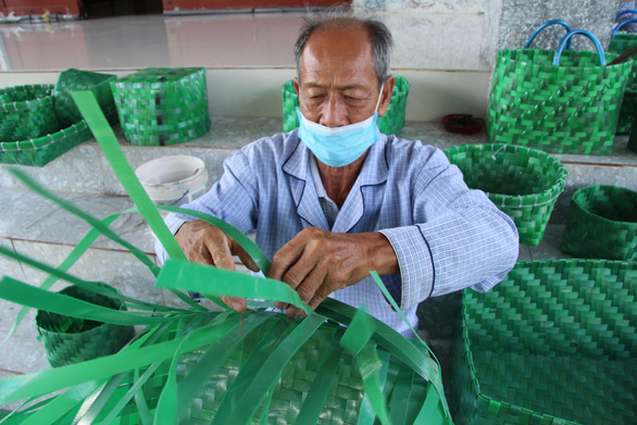 Elderly man weaves environmentally-friendly items to help the less privileged in Vietnam