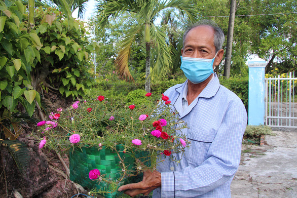 Thanks to Nguyen Van Le’s craftsmanship, stiff plastic straps are turned into environmentally friendly flower pots.