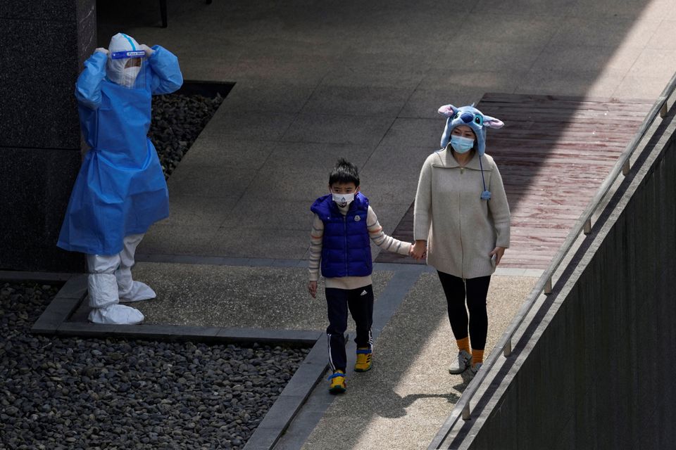 Residents line up for nucleic acid testing at a residential area, during the second stage of a two-stage lockdown to curb the spread of the coronavirus disease (COVID-19), in Shanghai, China April 4, 2022. Photo: Reuters