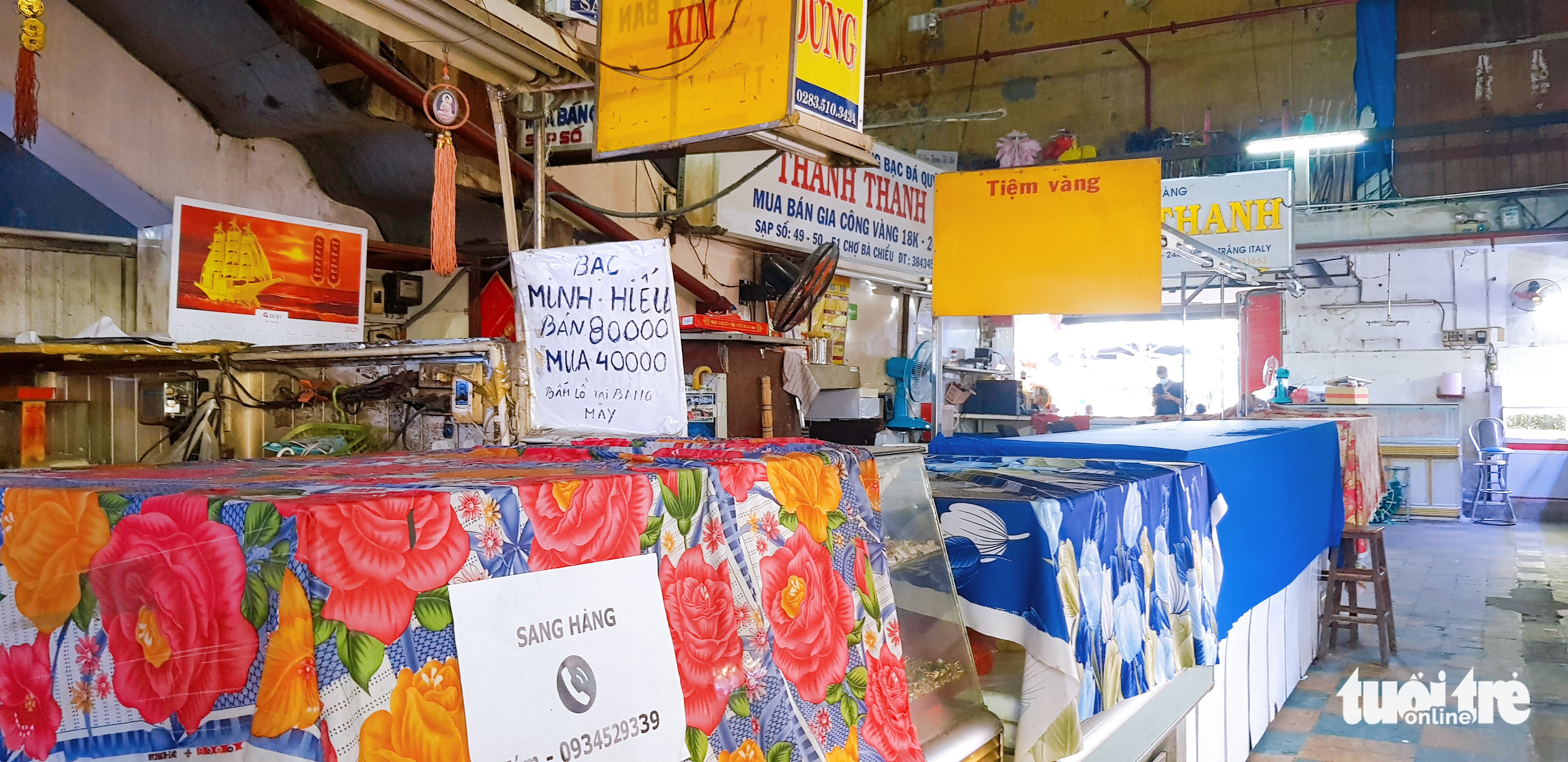 A ‘For rent’ paper is posted in front of a stall at Ba Chieu Market in Binh Thanh District, Ho Chi Minh City. Photo: Nhat Xuan / Tuoi Tre