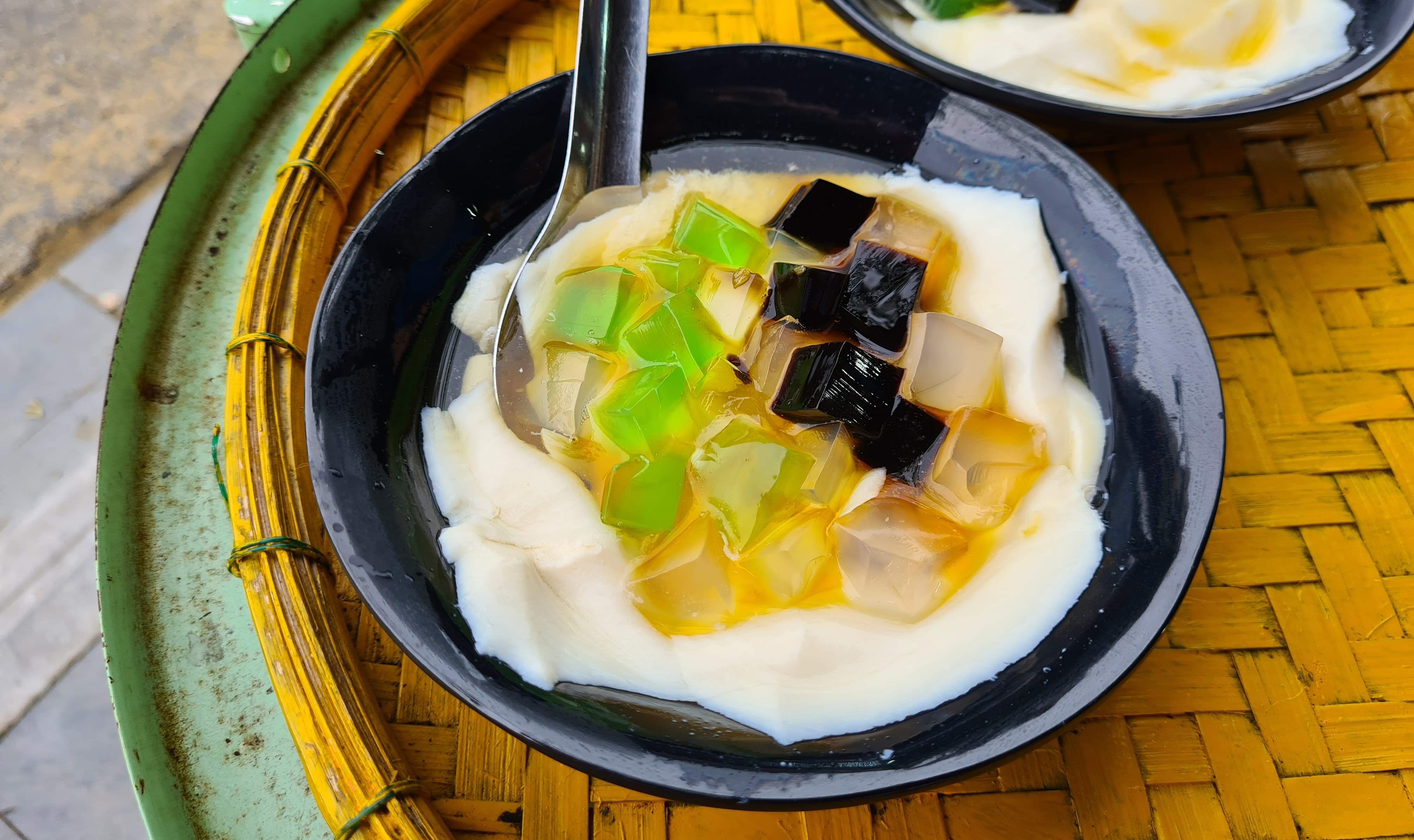 A bowl of tau pho (sweet tofu soup) in Hoi An Ancient Town, Quang Nam Province, Vietnam. Photo: Duy Khang / Tuoi Tre