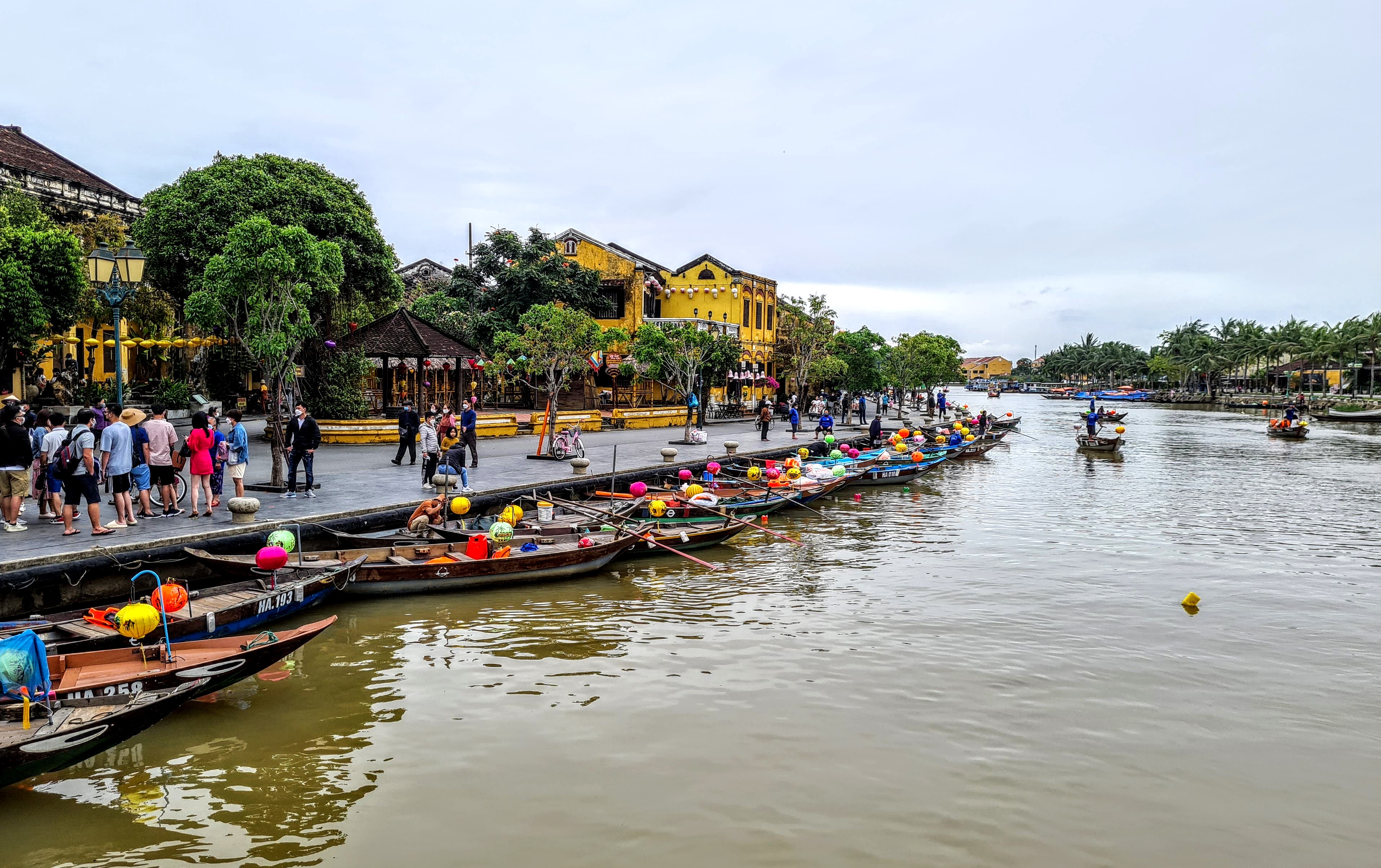 Tourist boats dock along the Hoai River in Hoi An Ancient Town, Quang Nam Province, Vietnam. Photo taken on April 3, 2022. Photo: Duy Khang / Tuoi Tre