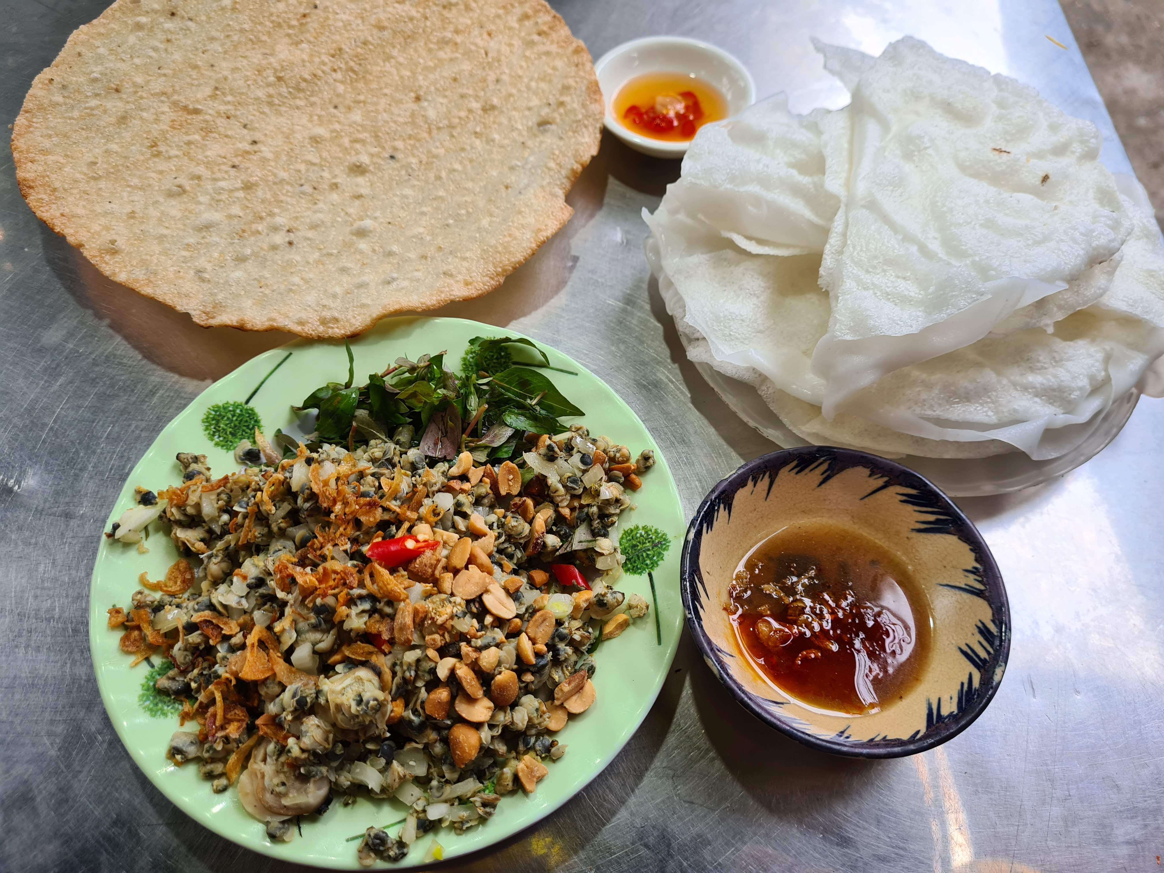 Hen xao and banh dap dishes in Hoi An Ancient Town, Quang Nam Province, Vietnam. Photo: Duy Khang / Tuoi Tre