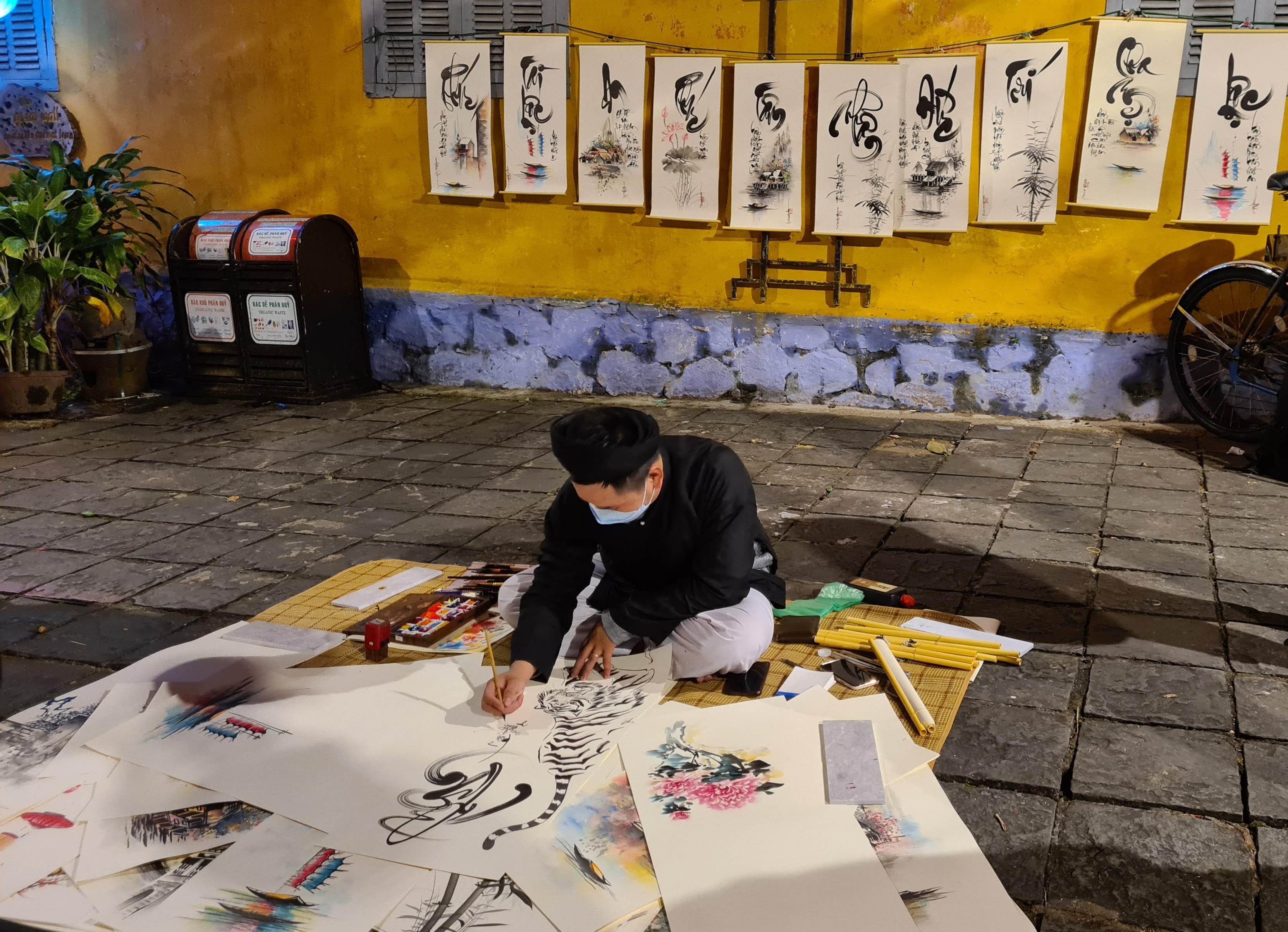A calligrapher in Hoi An Ancient Town, Quang Nam Province, Vietnam. Photo taken on April 3, 2022. Photo: Duy Khang / Tuoi Tre