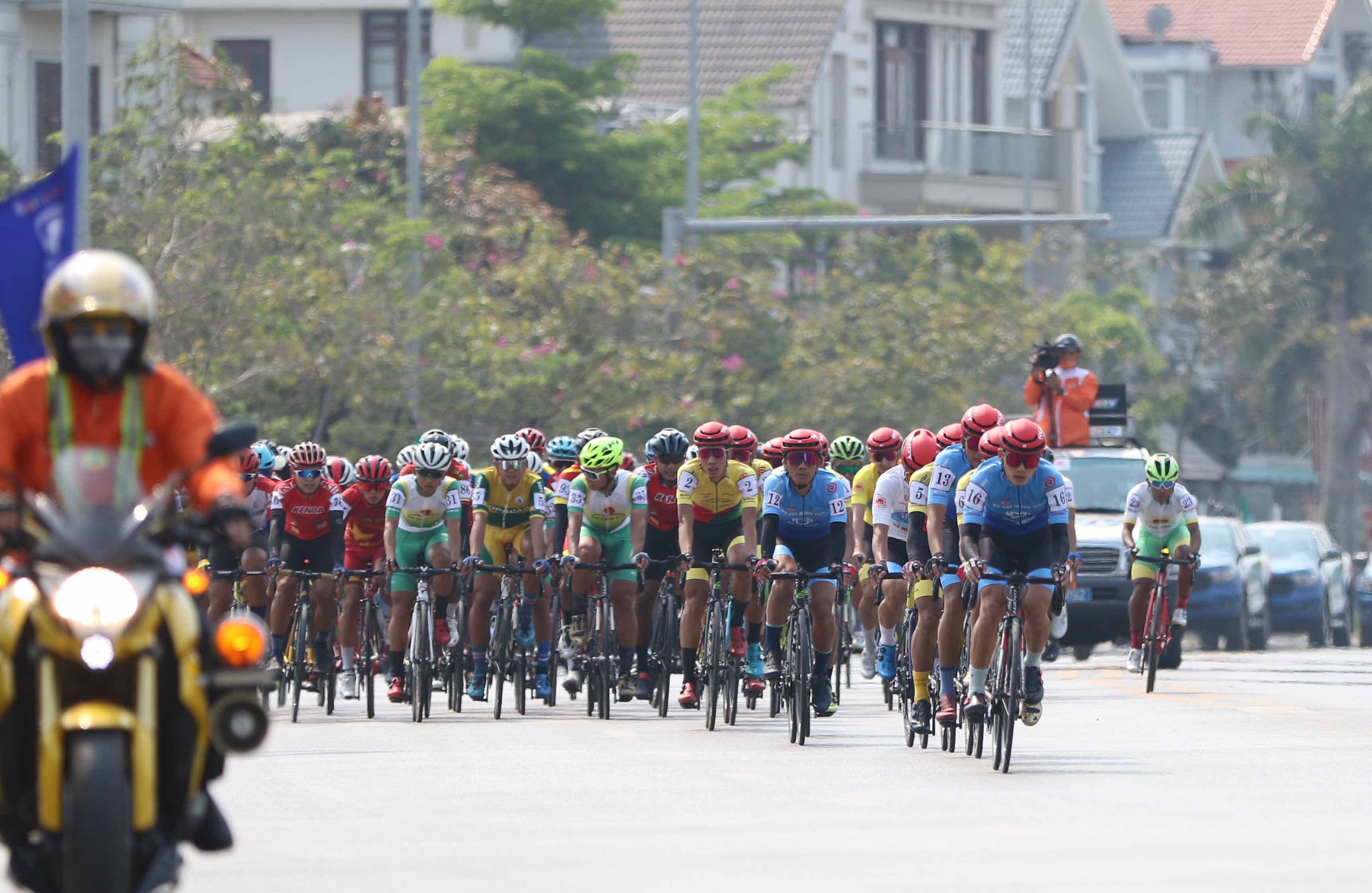 Cyclists race at the second stage of the 2022 Ho Chi Minh City TV (HTV) Cup tournament in Quang Ninh Province, Vietnam, April 6, 2022. Photo: T.P. / Tuoi Tre