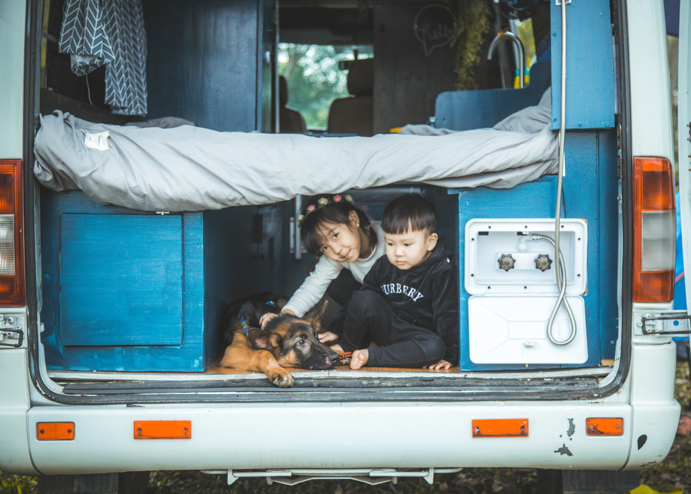 Luong Lam Son’s children pose for a photo with the motorhome. Photo: Lam Son / Handout via Tuoi Tre