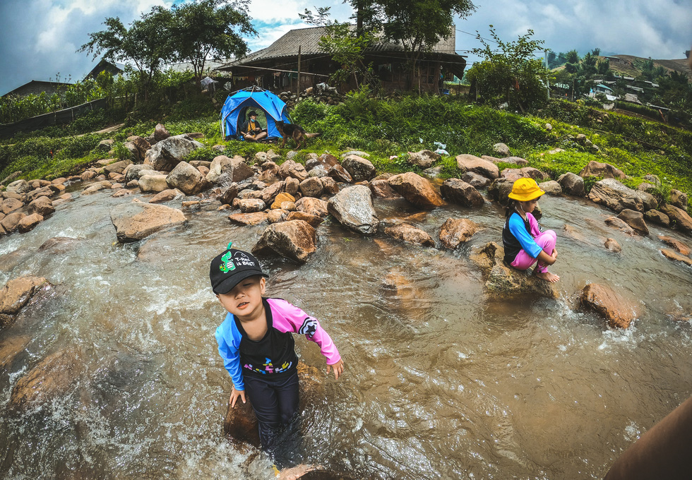 Luong Lam Son’s children play at a stream during a trip. Photo: Lam Son / Handout via Tuoi Tre