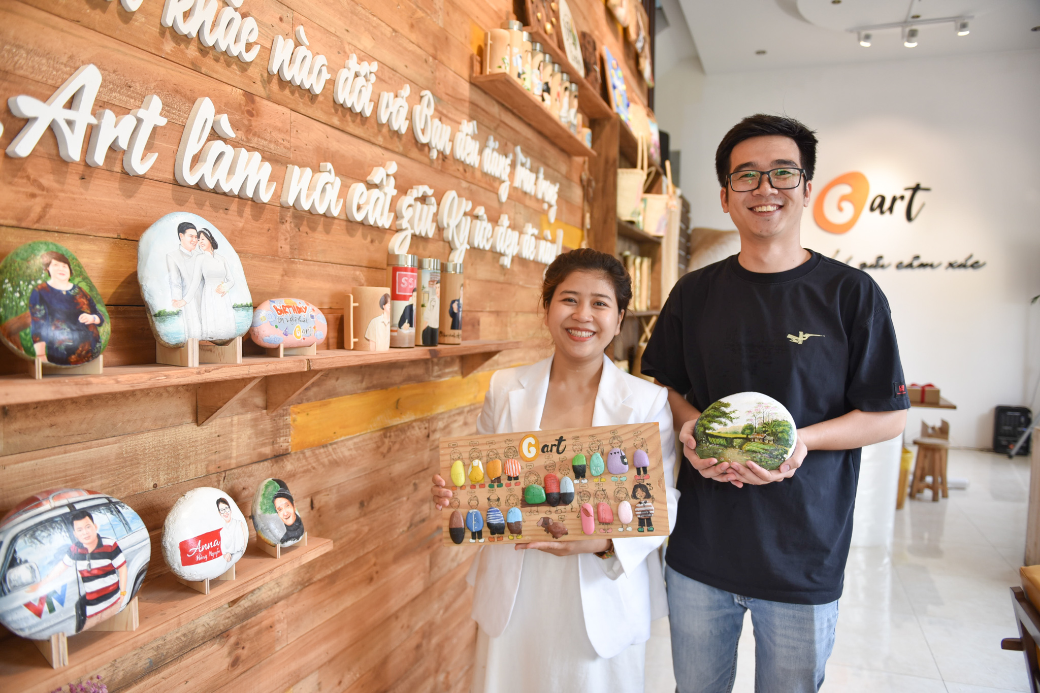Vietnamese couple run business of pebble paintings