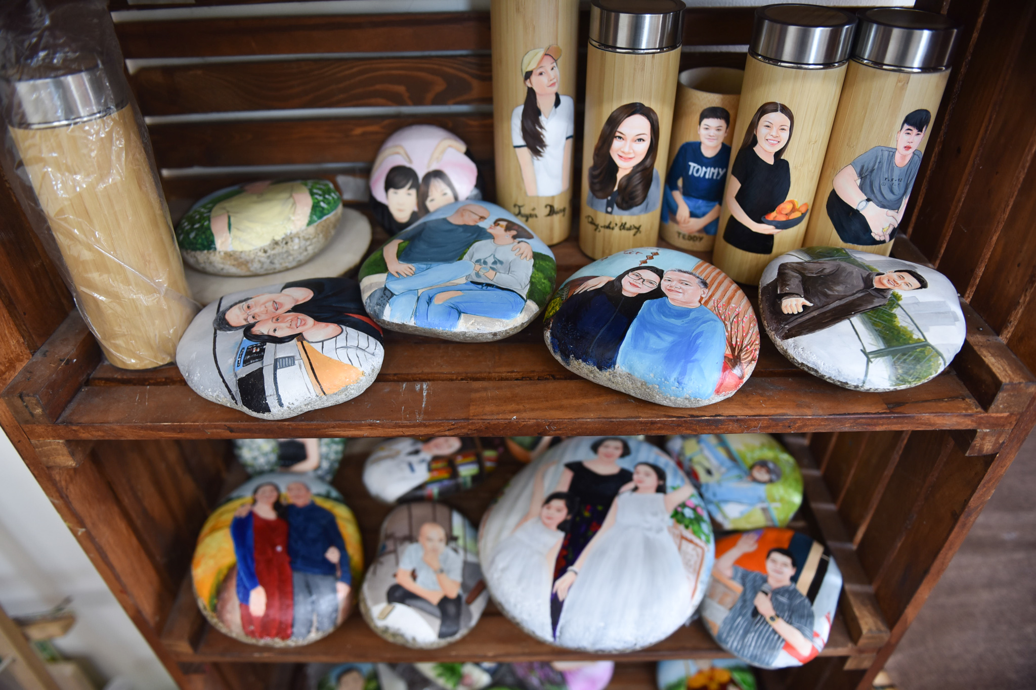 Paintings on pebbles and bamboo thermos are seen at Sỏi Nghệ Thuật - G.Art at Thao Dien Ward, Thu Duc City Ho Chi Minh City. Photo: Ngoc Phuong / Tuoi Tre
