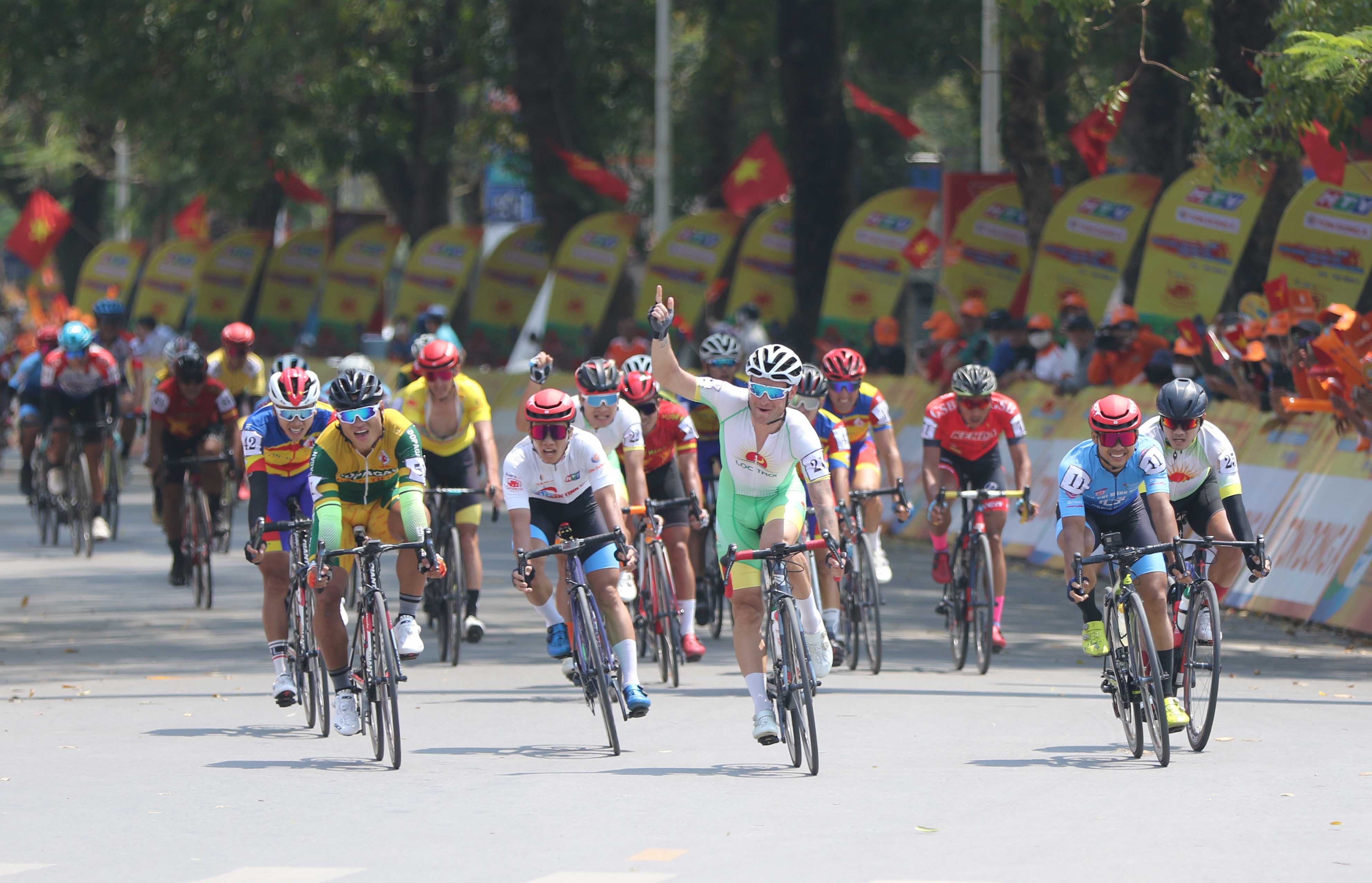 Russian cyclist sprints to victory in 3rd stage of Vietnam cycling race Tuoi Tre News