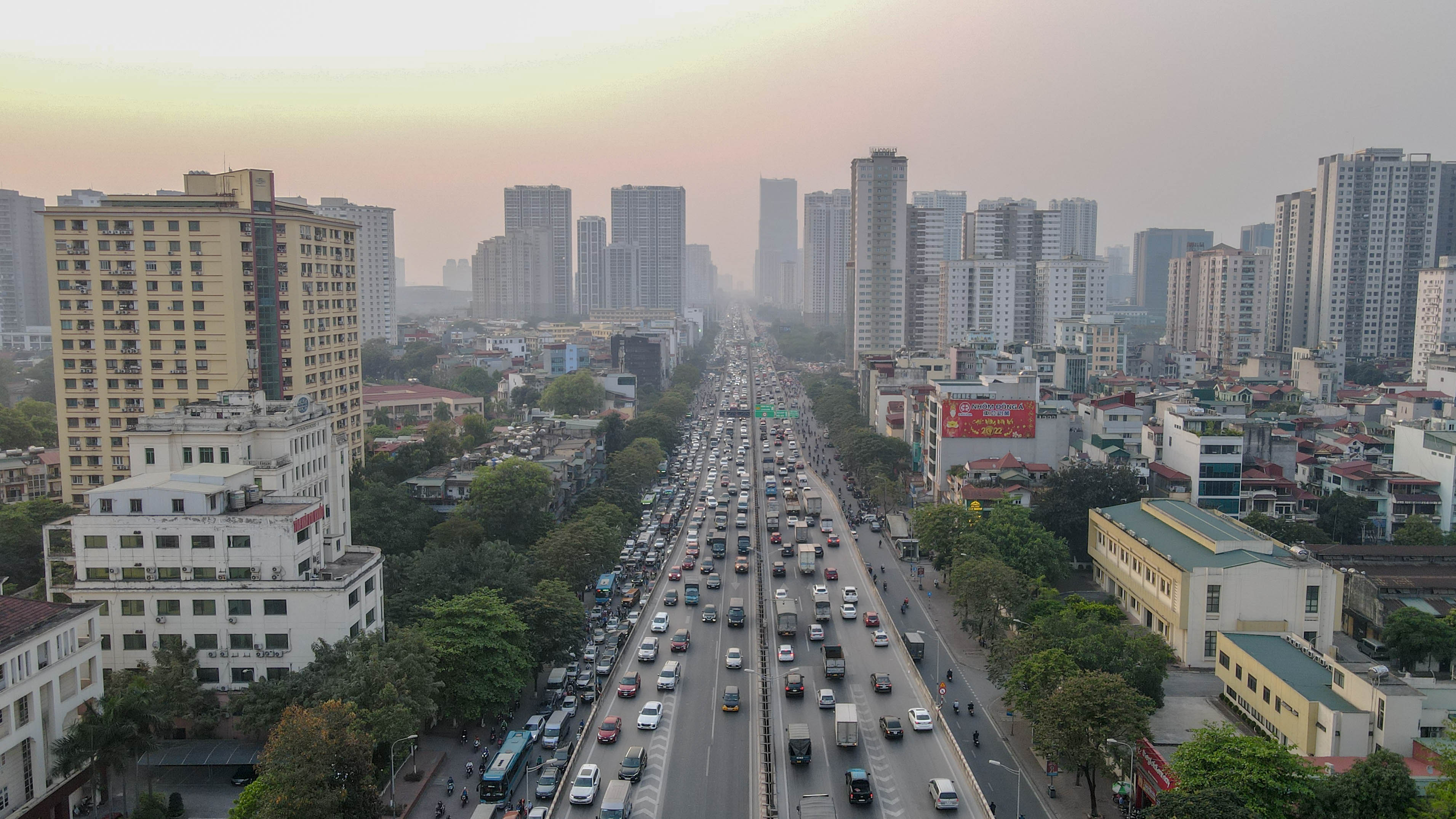 Vehicles crowd Ring Road 3 in the direction to the outskirts of Hanoi at 5:00 pm on April 8, 2022. Photo: Ha Quan / Tuoi Tre