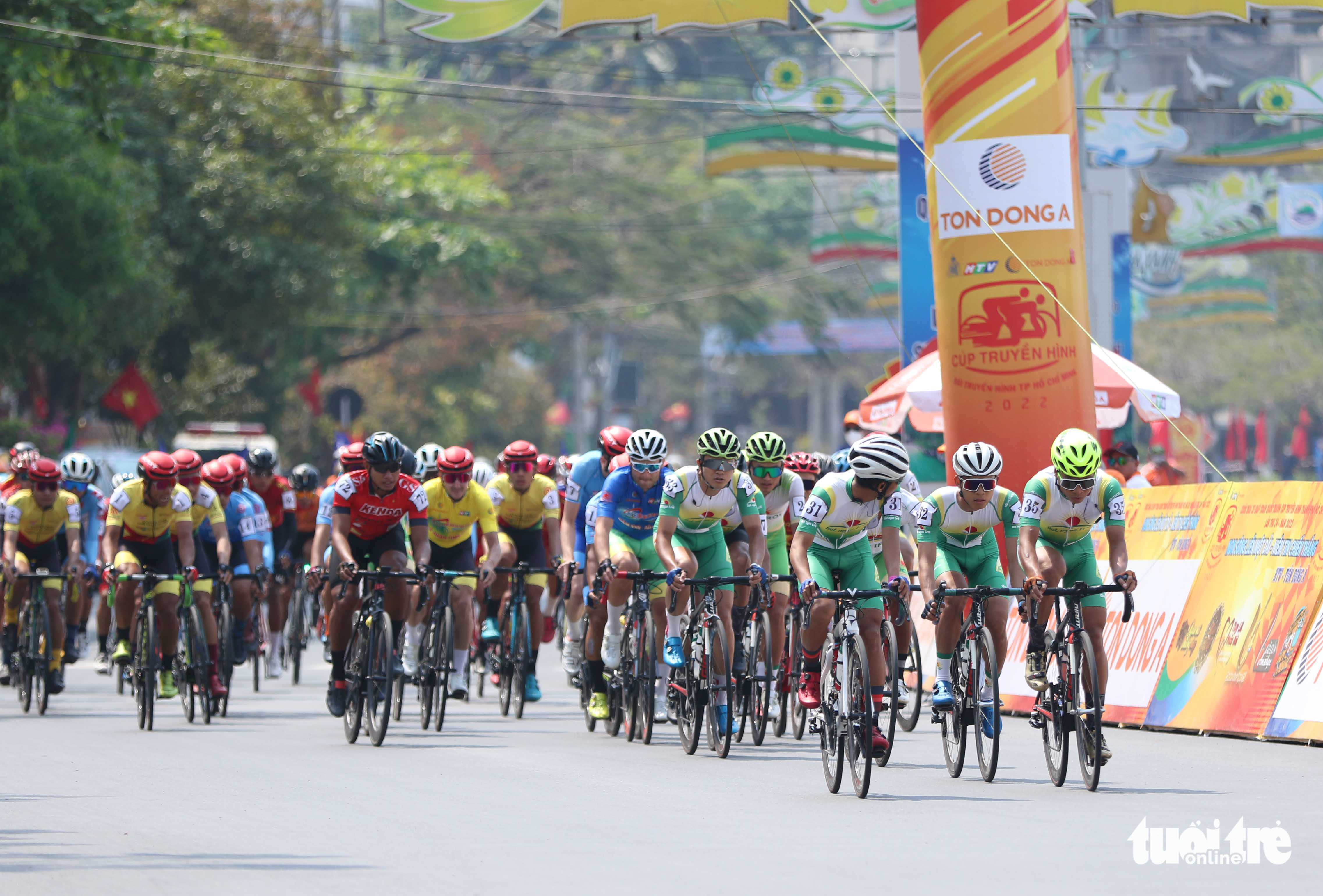 Cyclists race in the fourth stage of the 2022 Ho Chi Minh City TV (HTV) Cup tournament in Hai Phong City, Vietnam, April 8, 2022. Photo: T.P. / Tuoi Tre