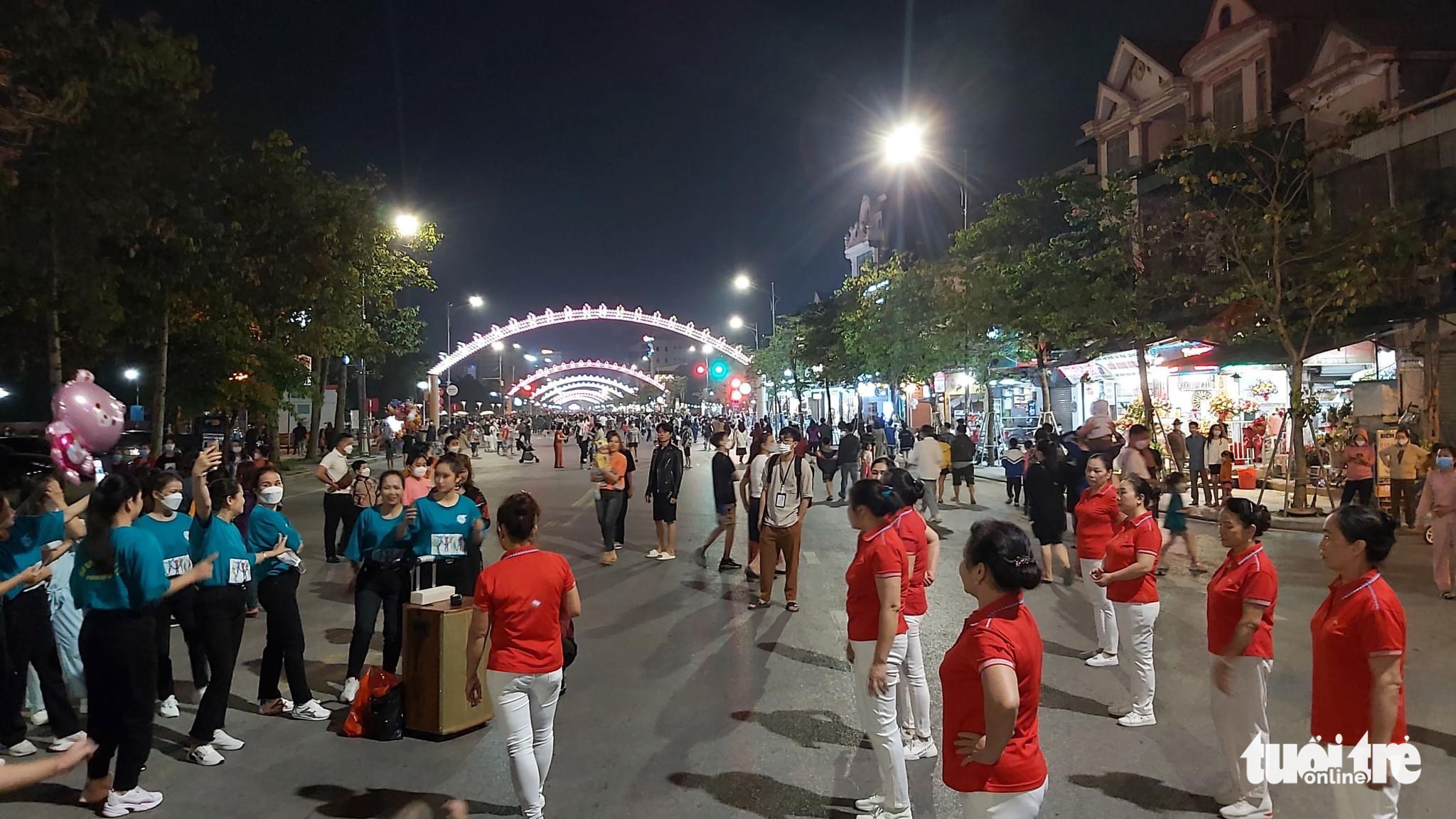 Visitors crowd the first-ever pedestrian zone in Vinh City, Nghe An Province, Vietnam, April 8, 2022. Photo: Doan Hoa / Tuoi Tre