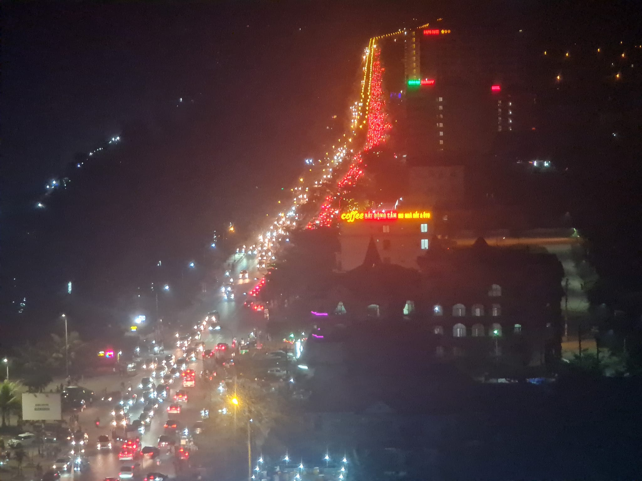 Traffic congestion happens on a street leading to Cua Lo Town, where the opening ceremony for the Cua Lo Tourism Festival 2022 was held, in Nghe An Province, April 8, 2022. Photo: Doan Hoa / Tuoi Tre