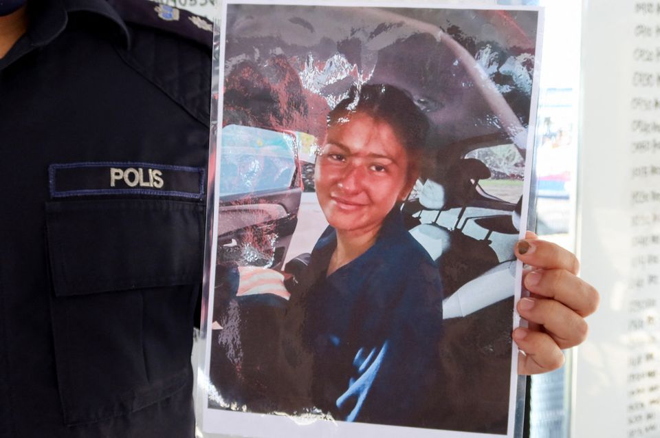 Mersing district police chief Cyril Edward shows a picture of French woman Alexia Alexandra Molina, who was found safe after drifting at sea for two and a half days, during a press conference at Mersing, Johor, Malaysia, April 9, 2022. Photo: Reuters
