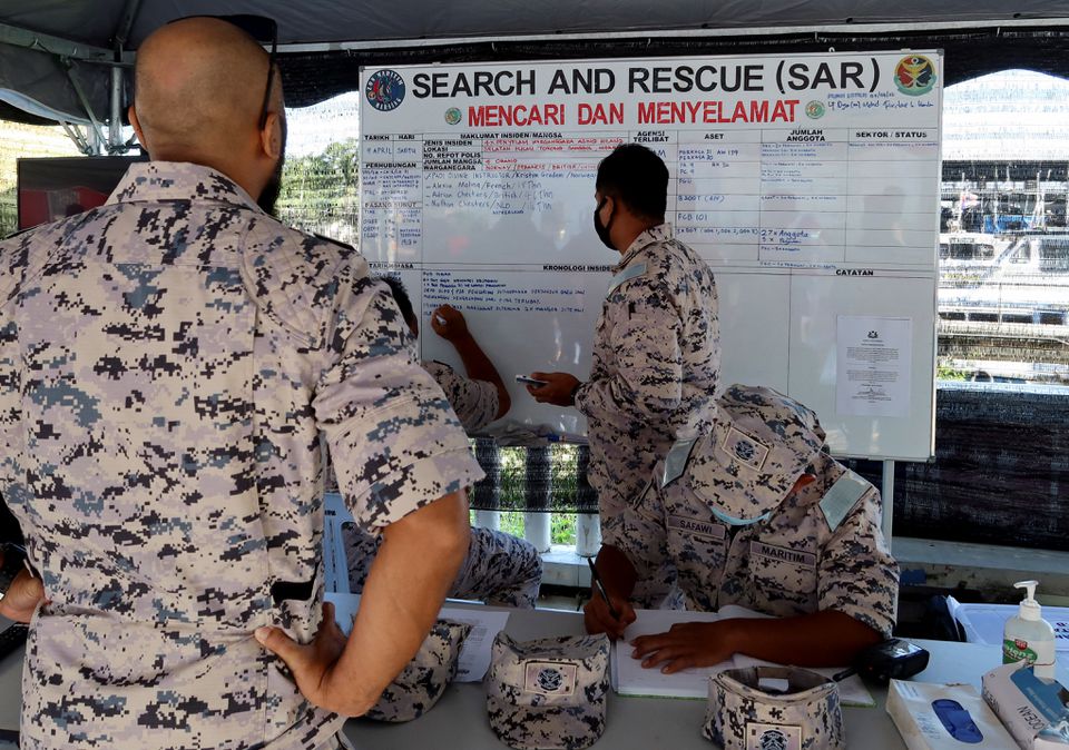 Malaysian Maritime Enforcement Agency (MMEA) officers are seen at the search and rescue operation command centre of the missing divers at Mersing, Johor, Malaysia, April 9, 2022. Photo: Reuters