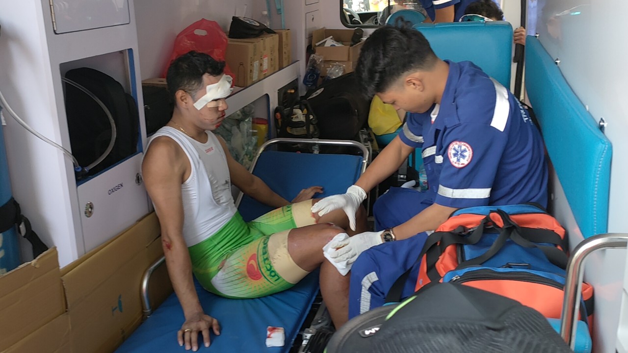 Nguyen Tan Hoai of Loc Troi Group receives care before being taken to the hospital following the accident, April 9, 2022. Photo: T.P. / Tuoi Tre