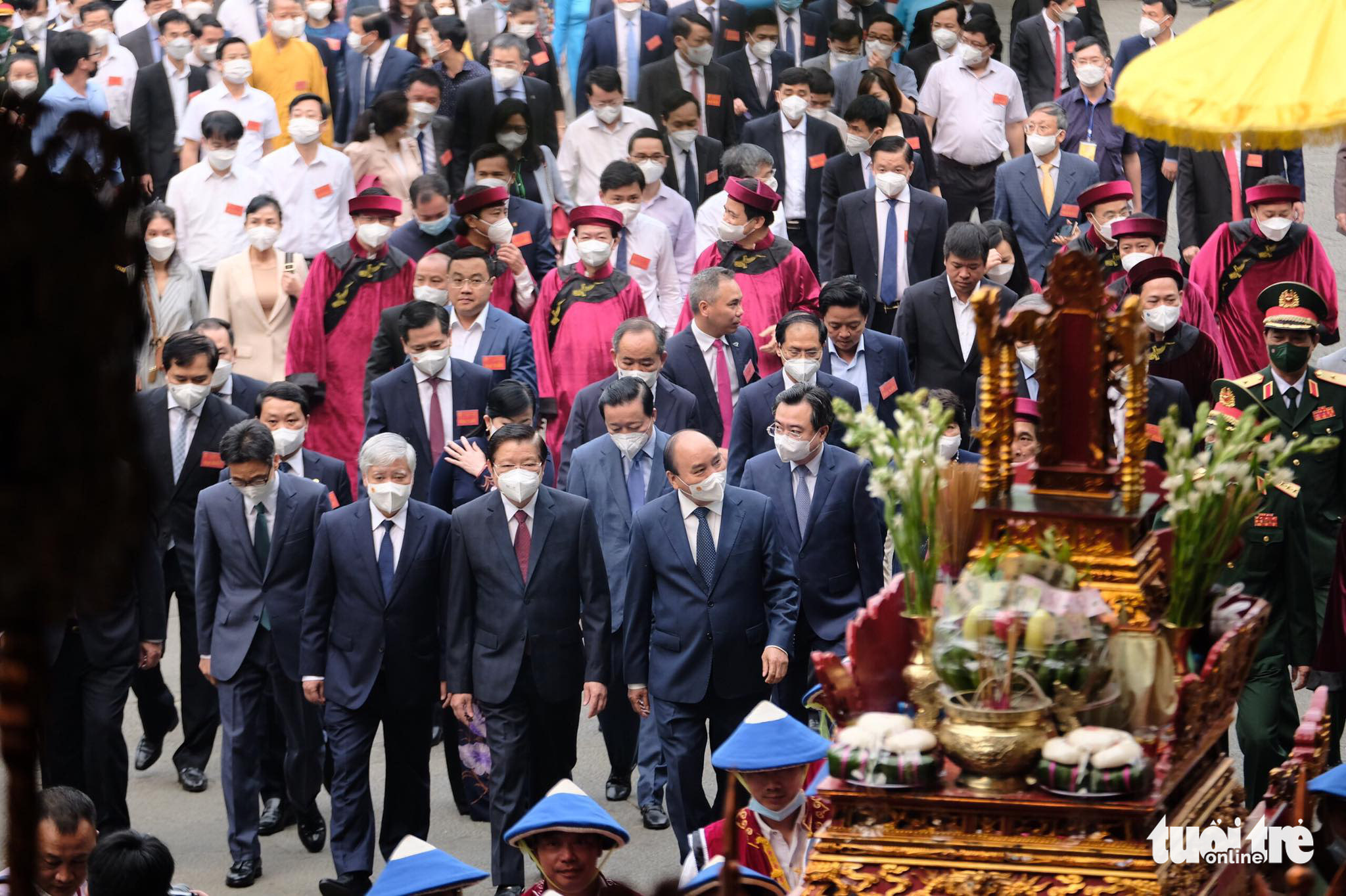 State President Nguyen Xuan Phuc and a high-ranking delegation visit the Hung Kings Temple in Phu Tho Province, Vietnam, April 10, 2022. Photo: Nam Tran / Tuoi Tre