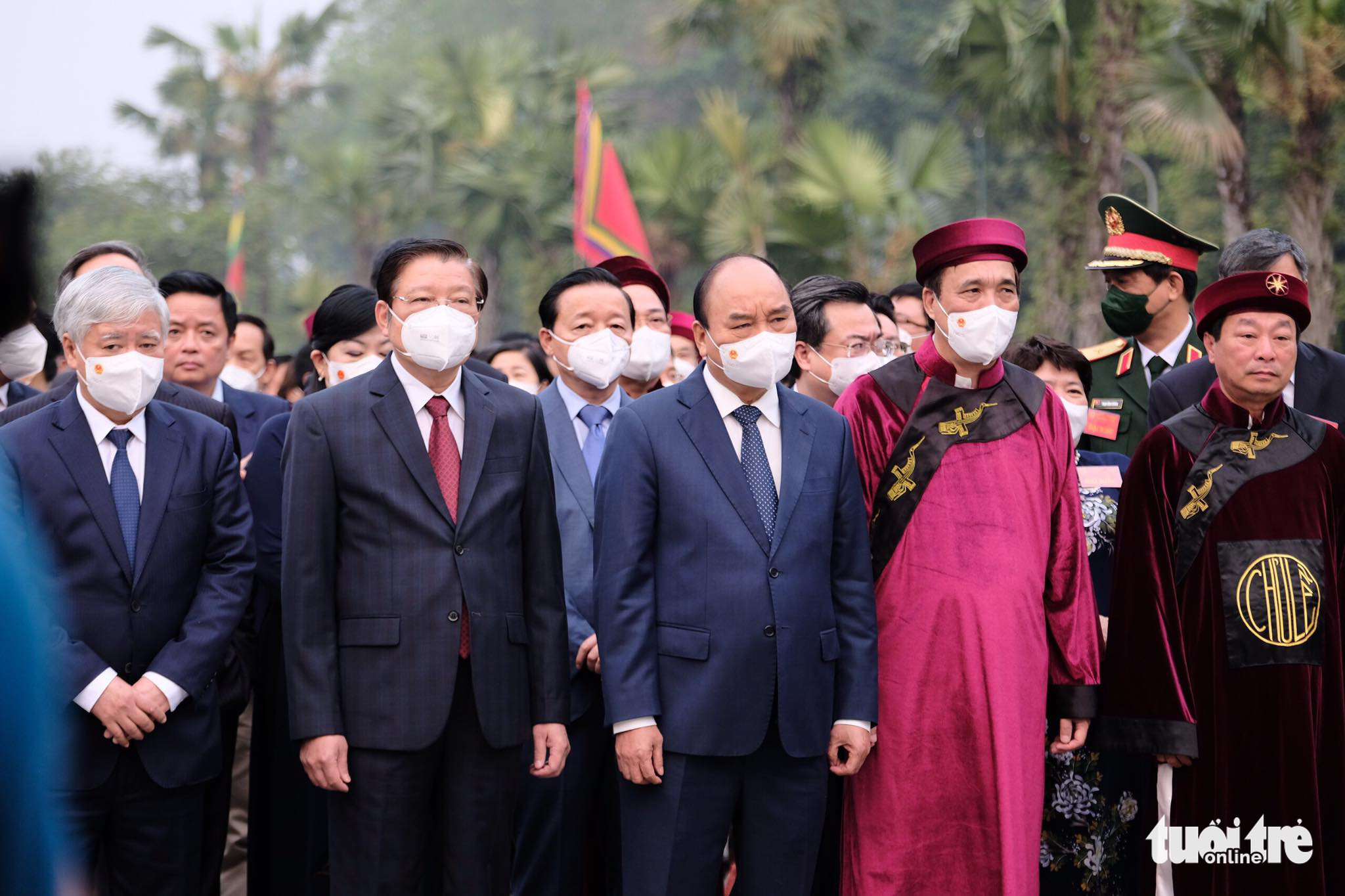Vietnam president offers incense to Hung Kings on commemoration day