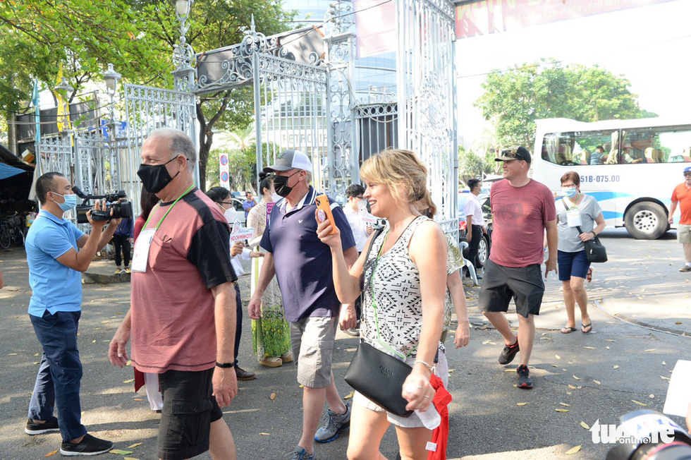 American tourists visit Reunification Palace in District 1, Ho Chi Minh City on April 8, 2022. Photo: T.T.D. / Tuoi Tre