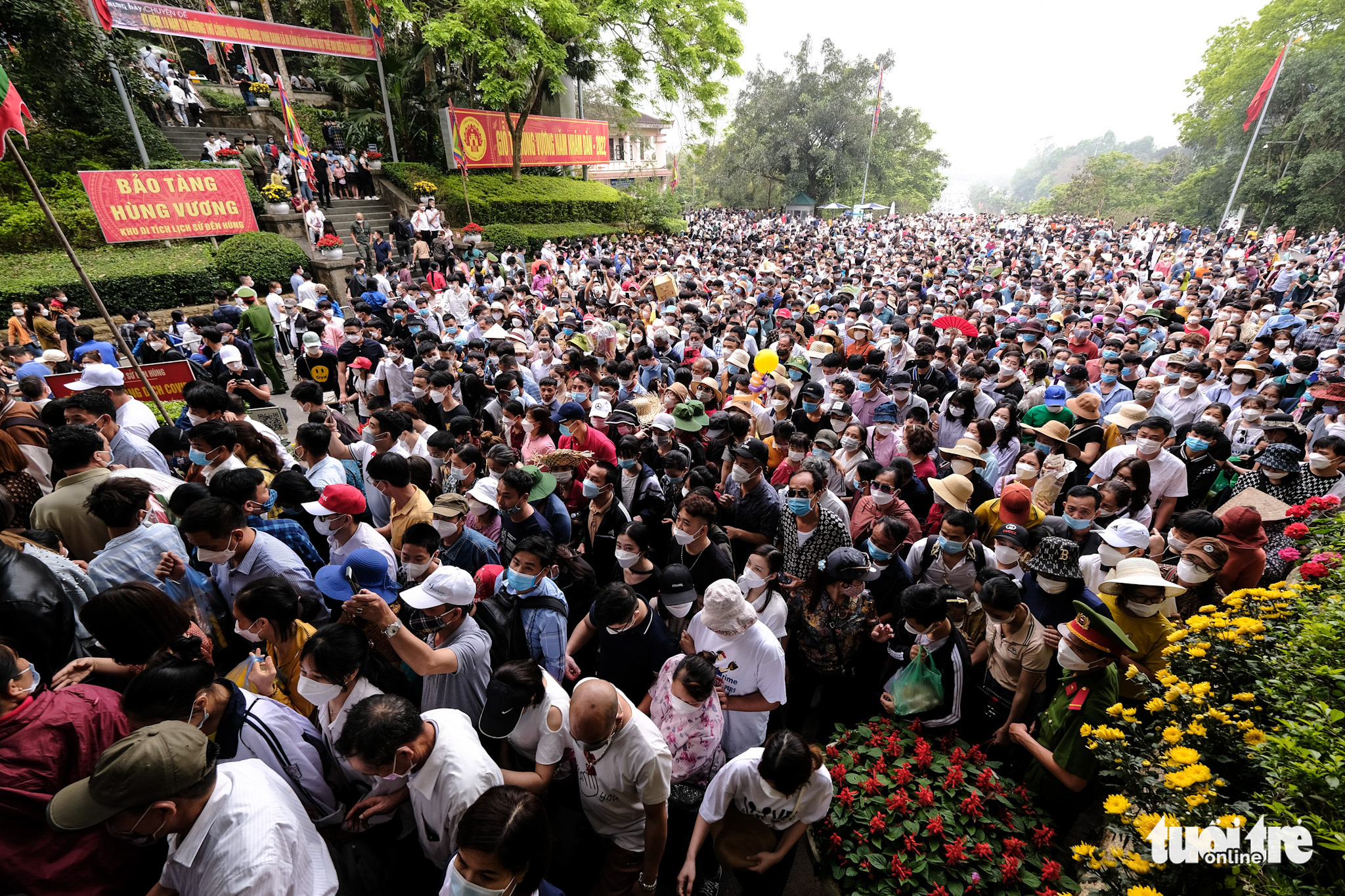 Hundreds of thousands crowd Hung Kings Temple in northern Vietnam on commemoration day