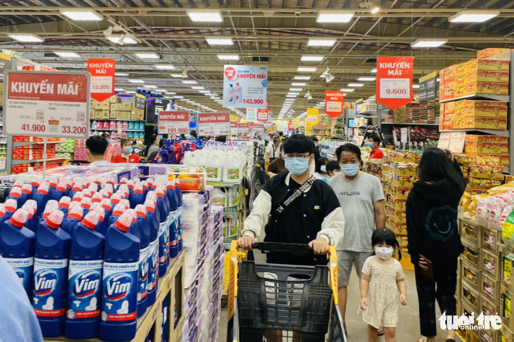 People go shopping at Emart supermarket in Go Vap District, Ho Chi Minh City, April 10, 2022. Photo: N. Tri / Tuoi Tre