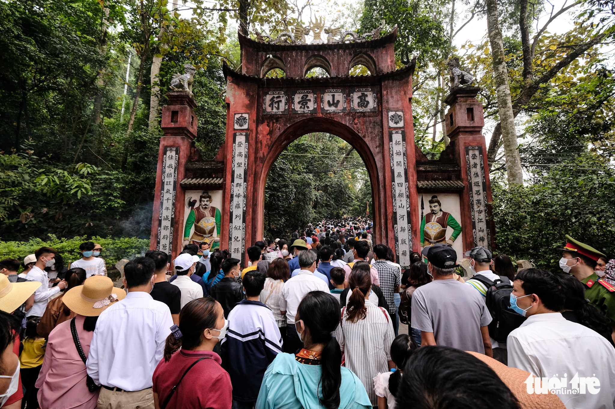 Congestion at the main gate of the Hung King Temples in Phu Tho Province, Vietnam, April 10, 2022. Photo: Nam Tran / Tuoi Tre