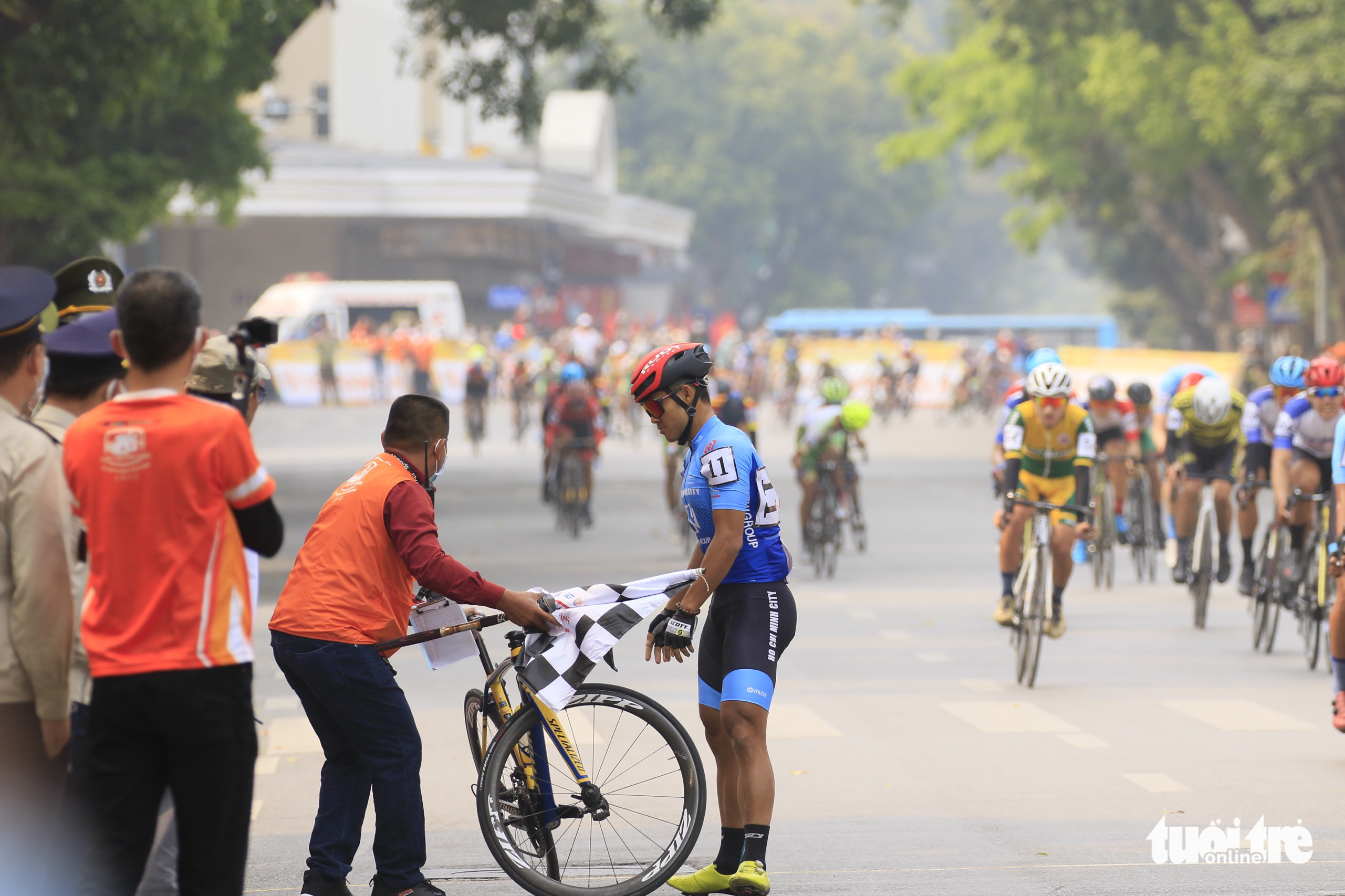 The bike of Le Nguyet Minh from Ho Chi Minh City-New Group breaks down near the finish line in the sixth stage of the 2022 Ho Chi Minh City TV (HTV) Cup tournament in Hanoi, Vietnam, April 10, 2022. Photo: Huynh Van Thuan / Tuoi Tre