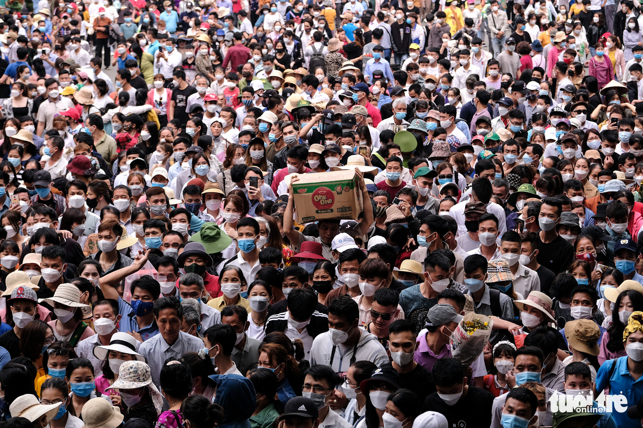 A sea of people at the Hung King Temples in Phu Tho Province, Vietnam, April 10, 2022. Photo: Nam Tran / Tuoi Tre