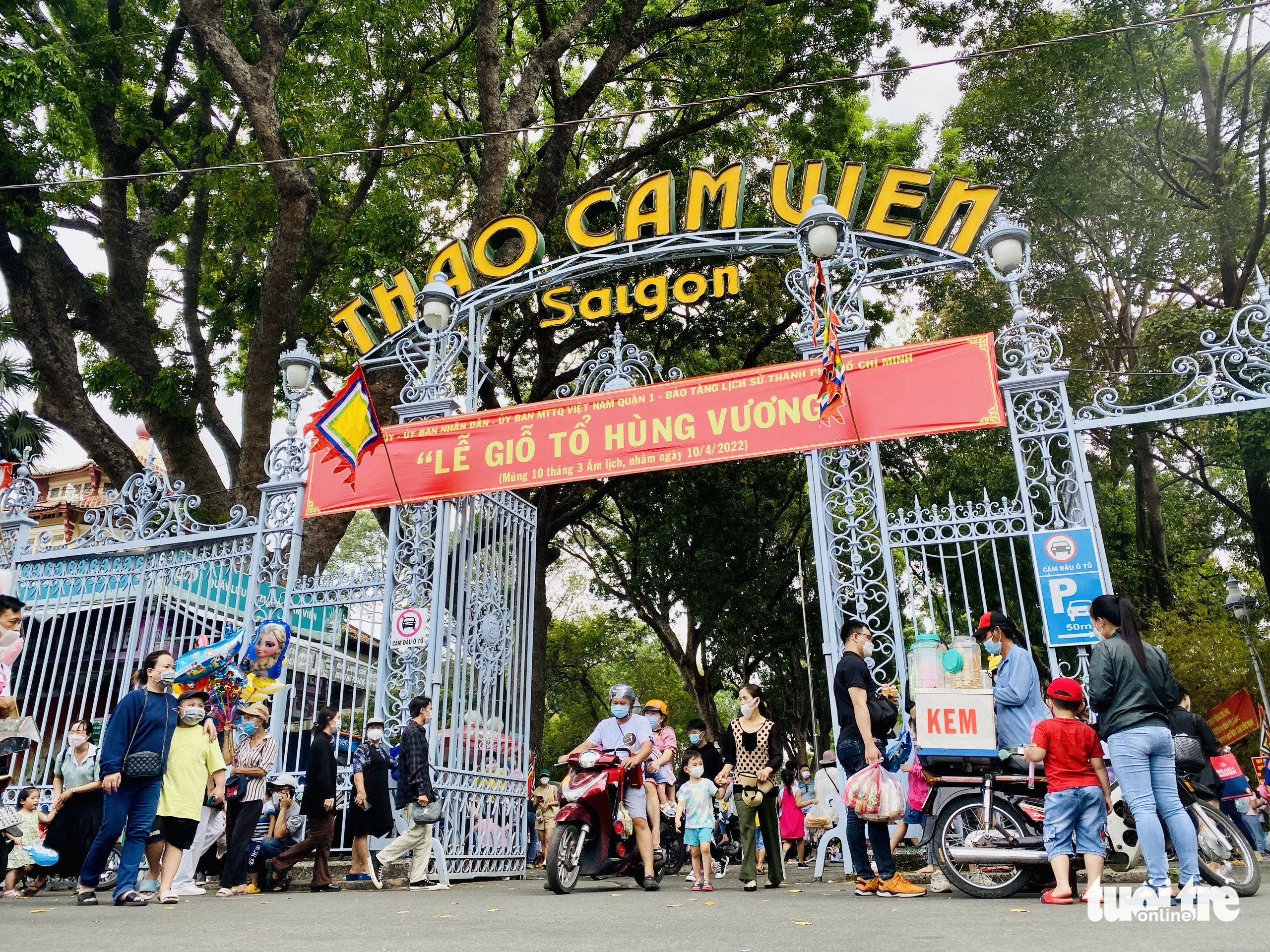 People visit the Saigon Zoo and Botanical Gardens in District 1, Ho Chi Minh City, April 10, 2022. Photo: Bong Mai / Tuoi Tre