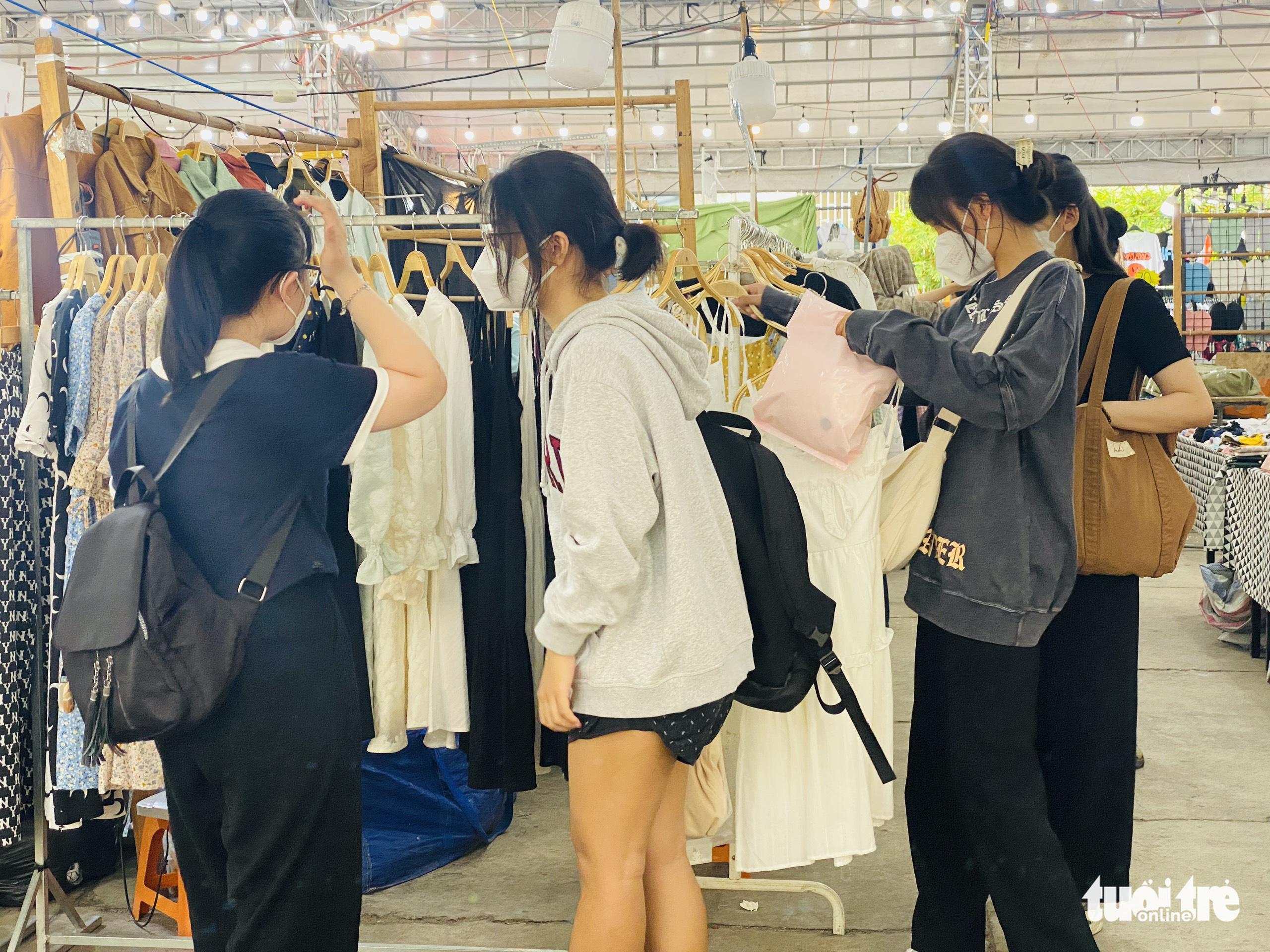 Youths shop for clothes at a fair in District 1, Ho Chi Minh City, April 10, 2022. Photo: Bong Mai / Tuoi Tre