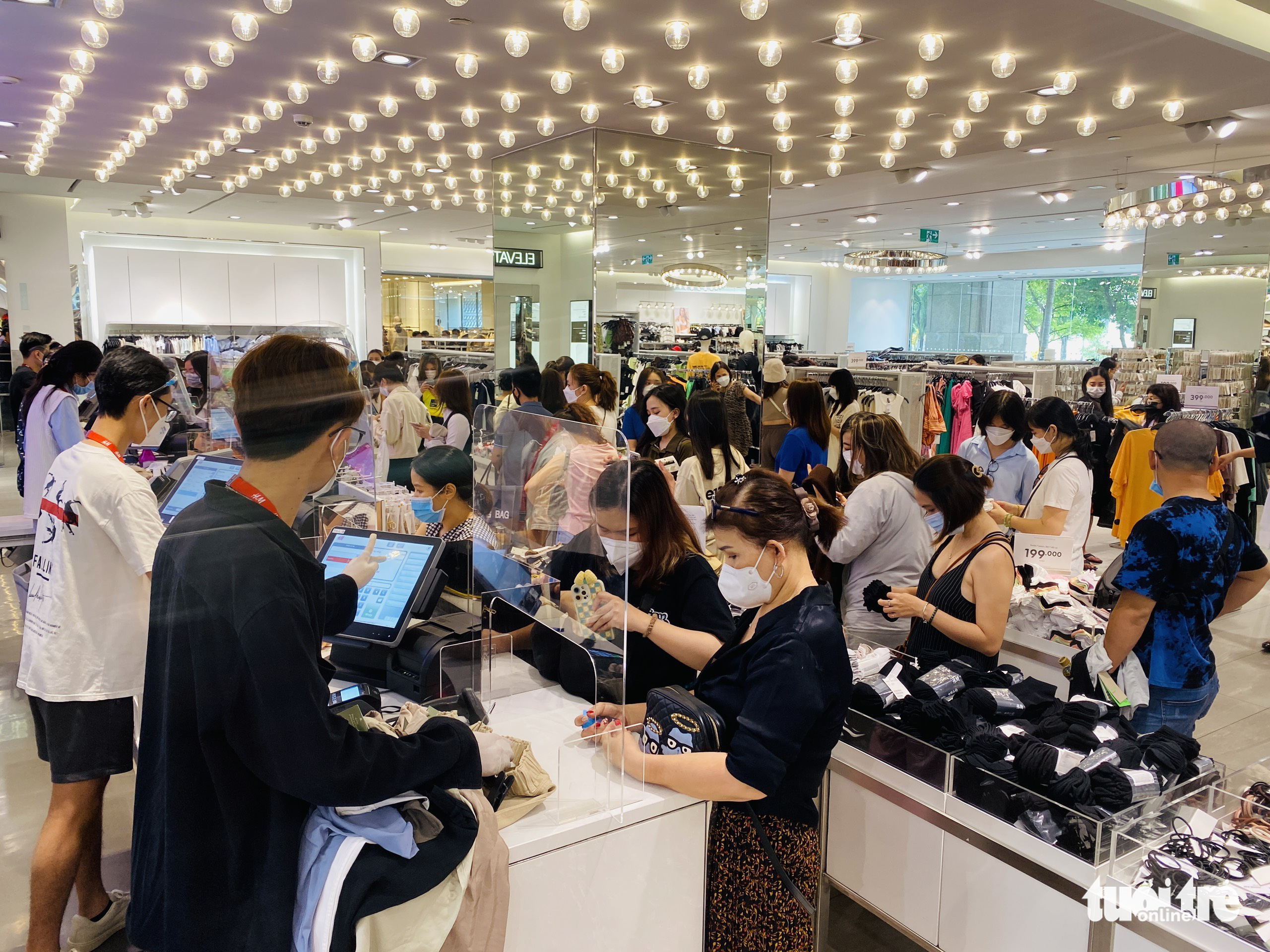 People shop at H&M store at Vincom shopping mall in District 1, Ho Chi Minh City, April 10, 2022. Photo: Bong Mai / Tuoi Tre