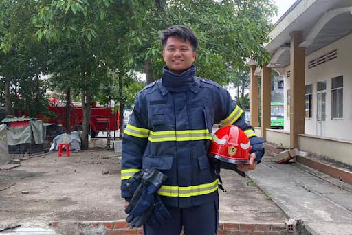 Lieutenant Thai Ngo Hieu, from the Fire and Rescue Team of the Public Security Department of Dong Nai Province, southern Vietnam, is seen in this image. Photo: H.T. / Tuoi Tre