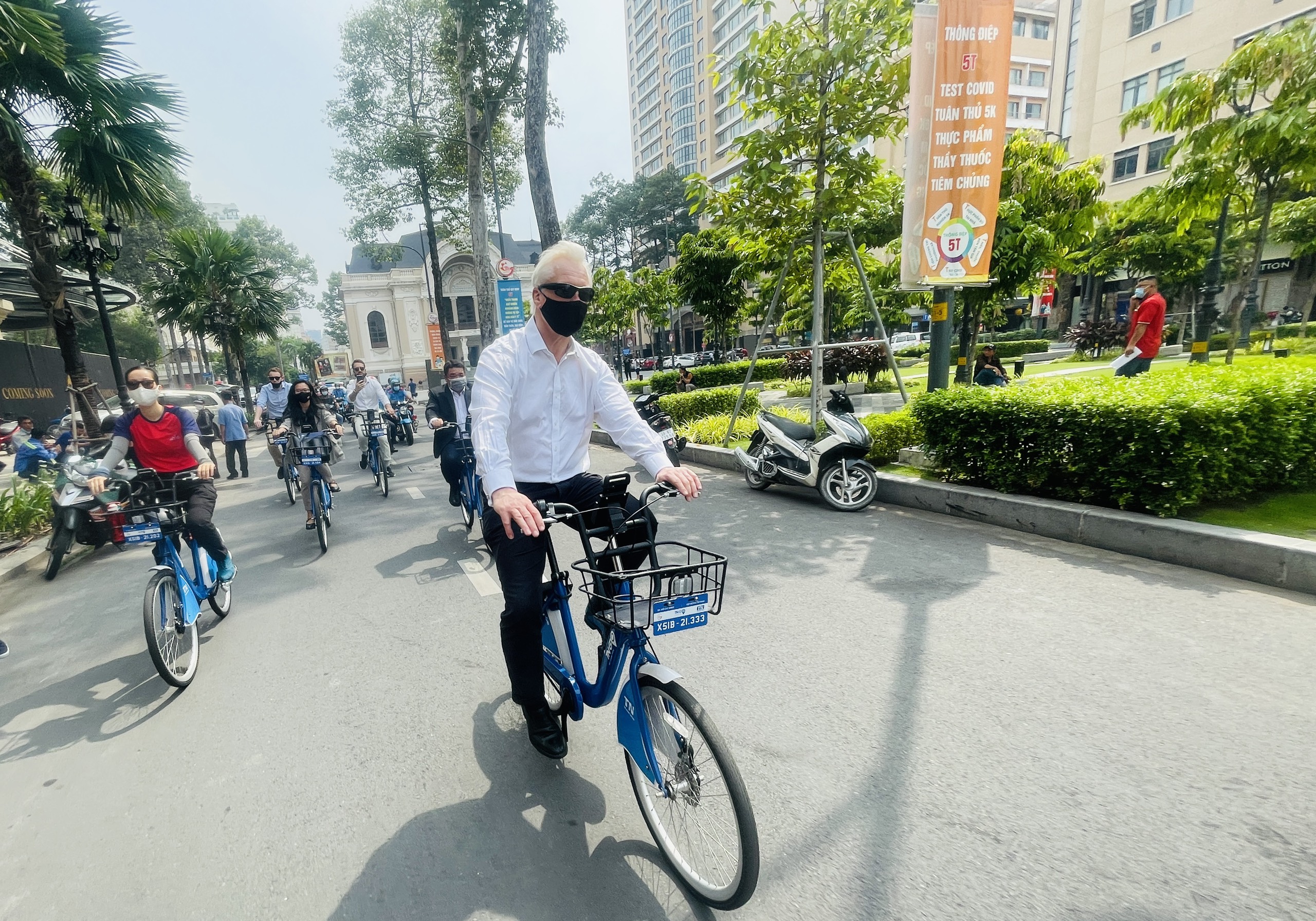UK Prime Minister’s Trade Envoy to Vietnam, Cambodia and Laos Graham Stuart is seen checking out the public bicycle service in Ho Chi Minh City. Photo: Le Phan / Tuoi Tre