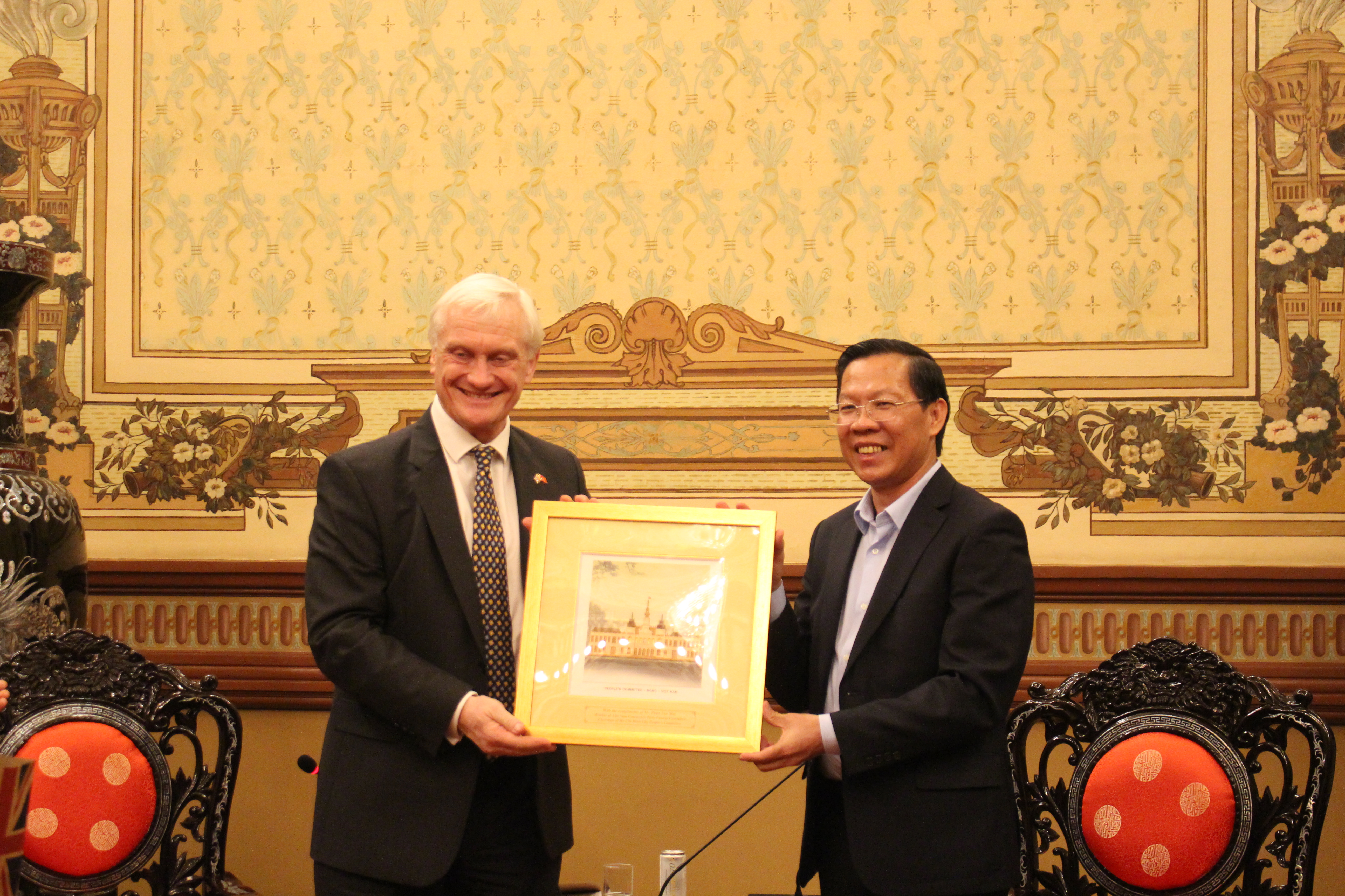 Ho Chi Minh City’s chairman Phan Van Mai presents souvenirs to UK Prime Minister’s Trade Envoy Graham Stuart. Photo: British Embassy in Hanoi