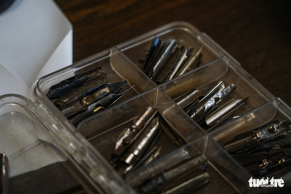 Hoang uses numerous nibs for each type of writing. Photo: Nguyen Hien / Tuoi Tre