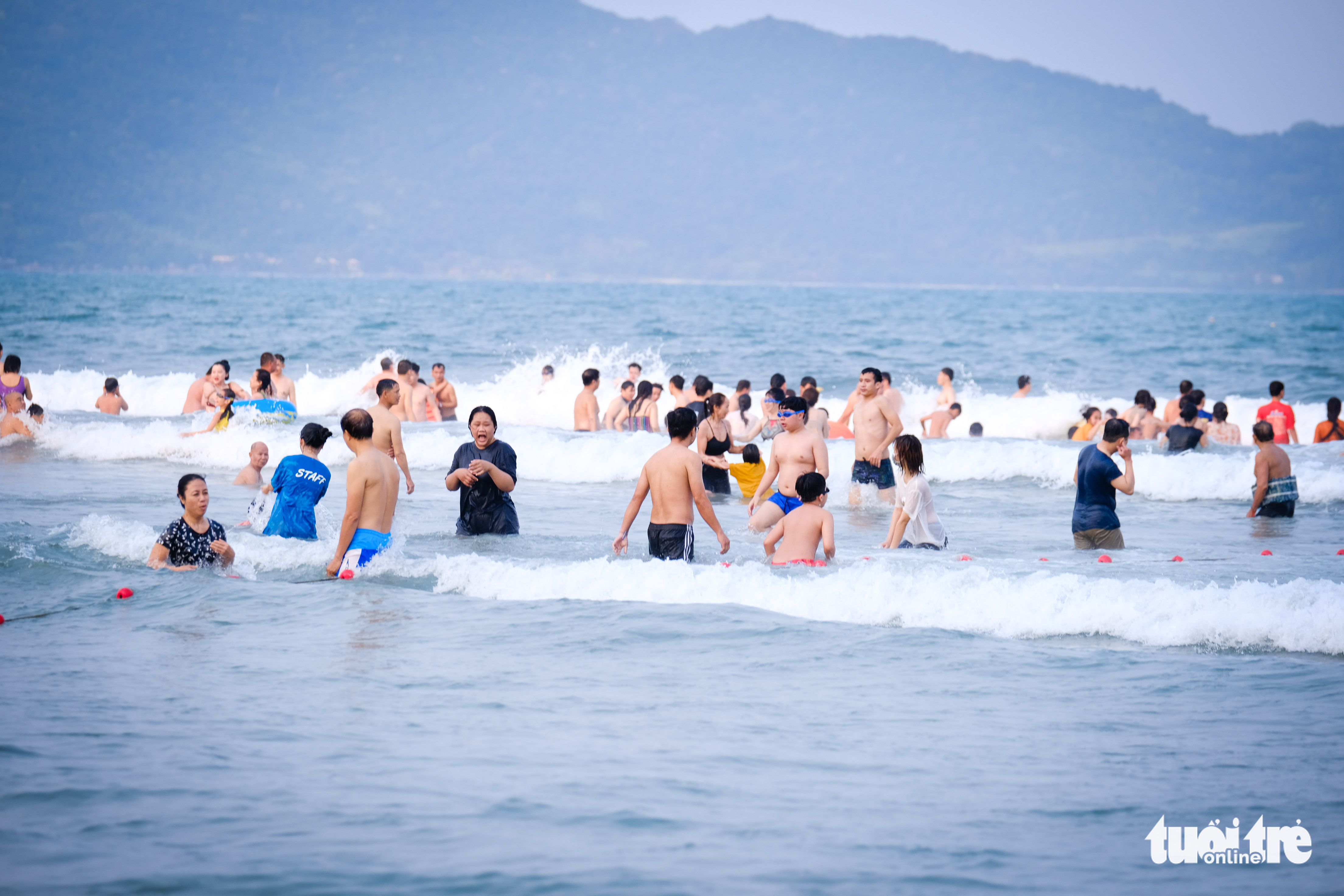 People take a swim at a beach in Da Nang City, Vietnam, April 11, 2022. Photo: Tan Luc / Tuoi Tre