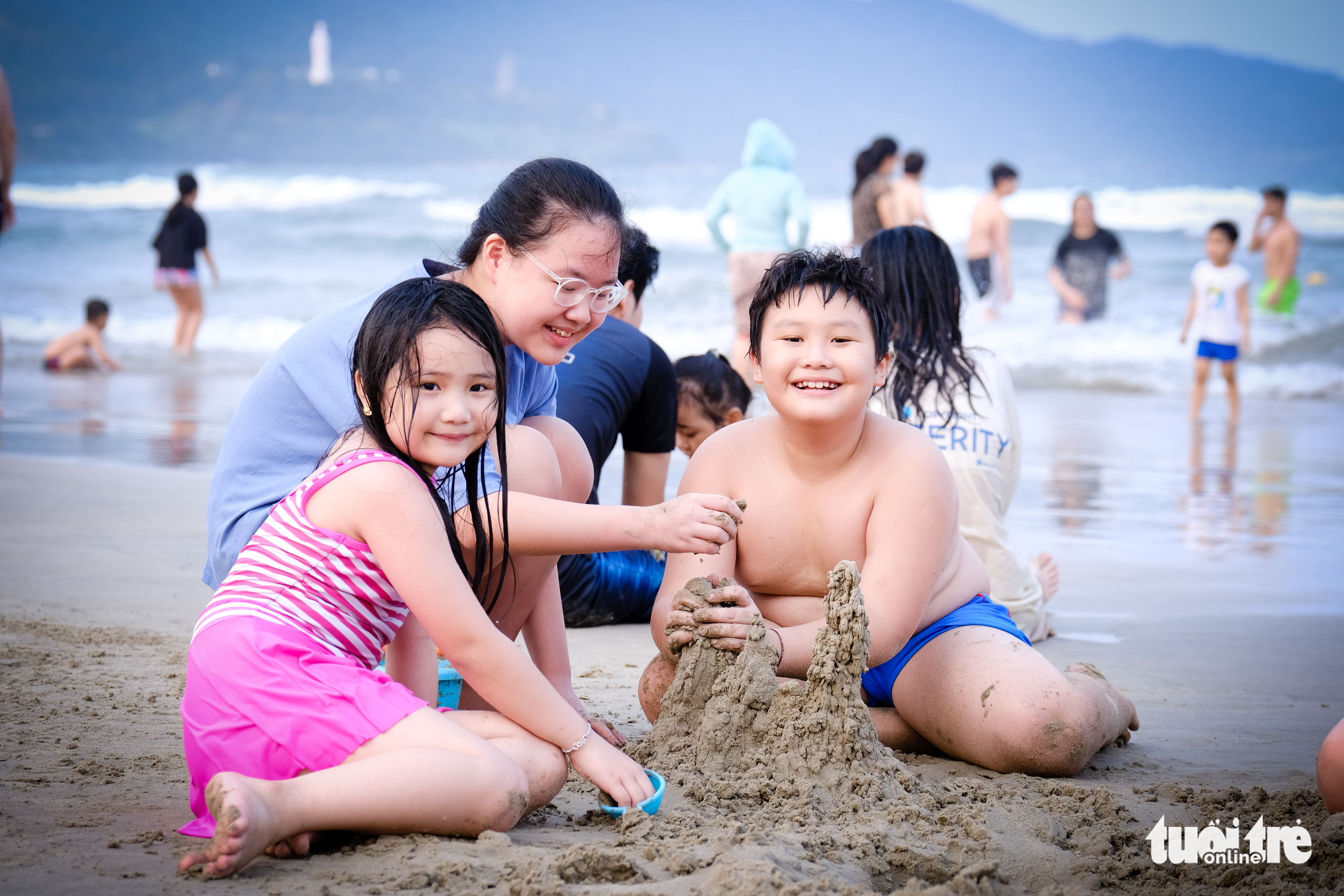 Children build sand castles at a beach in Da Nang City, Vietnam, April 11, 2022. Photo: Tan Luc / Tuoi Tre