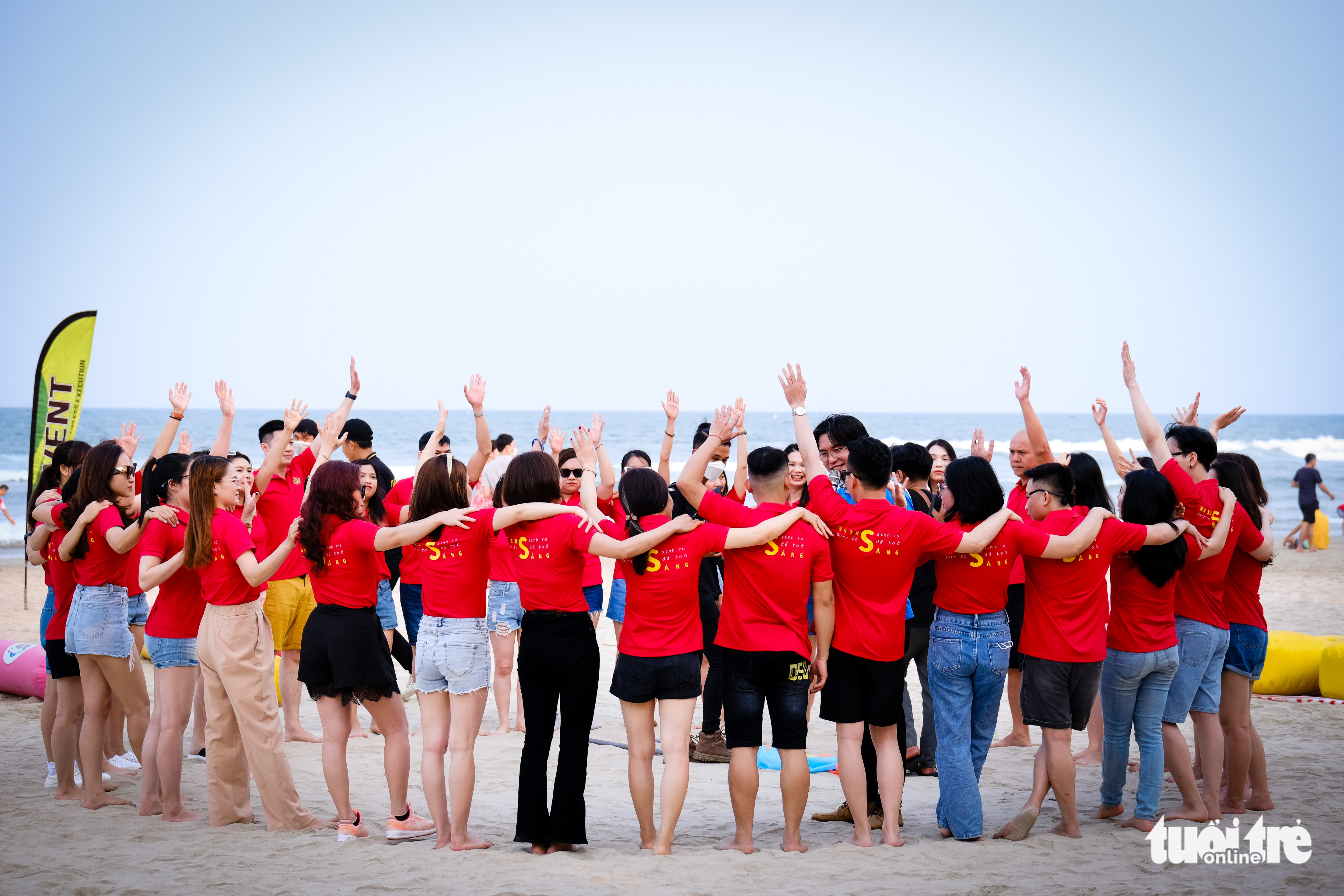 Employees of a company participate in team building activities at a beach in Da Nang City, Vietnam, April 11, 2022. Photo: Tan Luc / Tuoi Tre