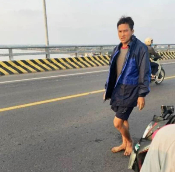 Ex-navy soldier jumps into river from 30-meter-high bridge to save suicidal girl in Vietnam