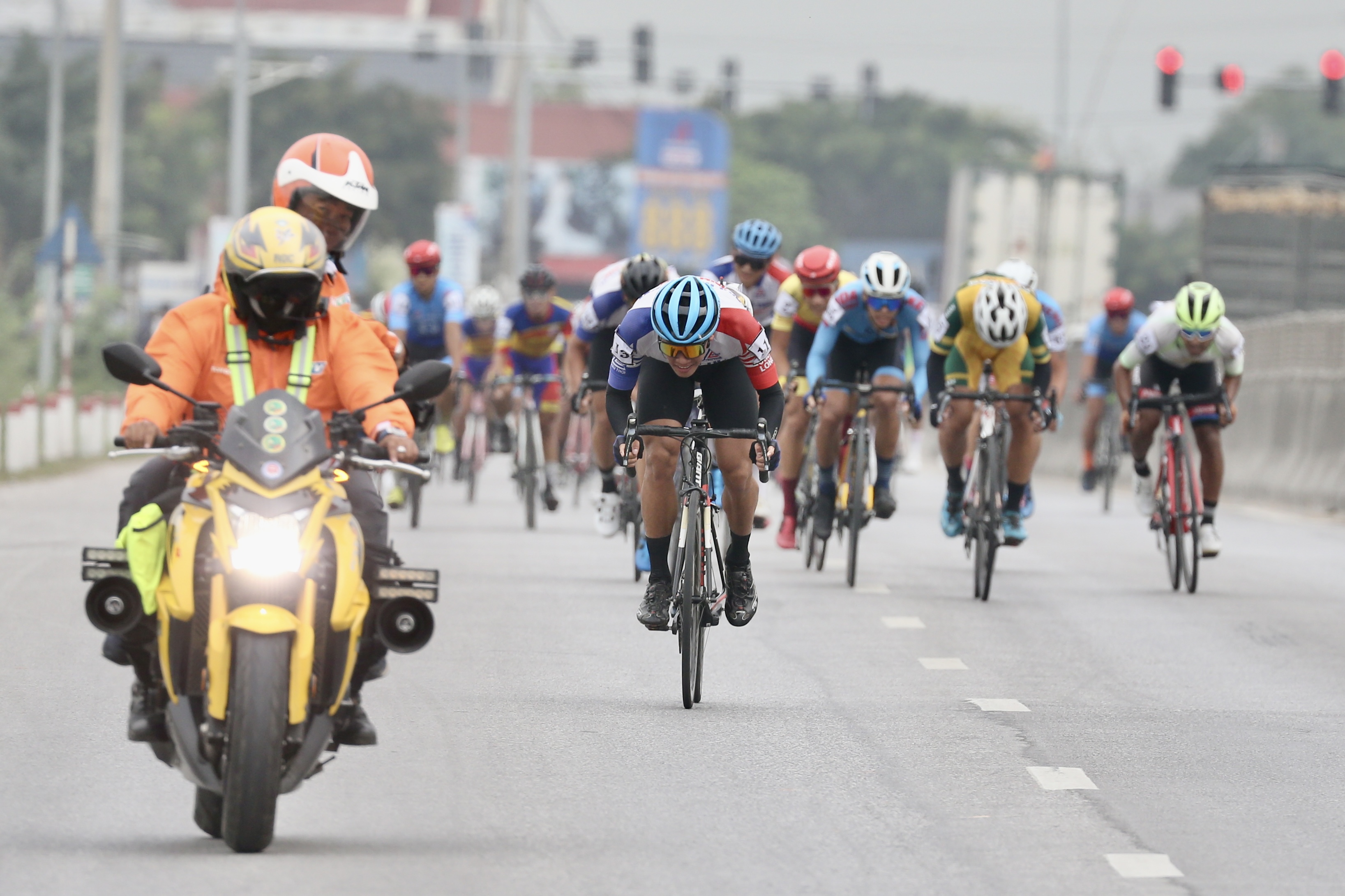 Cyclists race in the eighth stage of the 2022 Ho Chi Minh City TV (HTV) Cup tournament from Thanh Hoa Province to Nghe An Province, Vietnam, April 12, 2022. Photo: M.Q. / Tuoi Tre