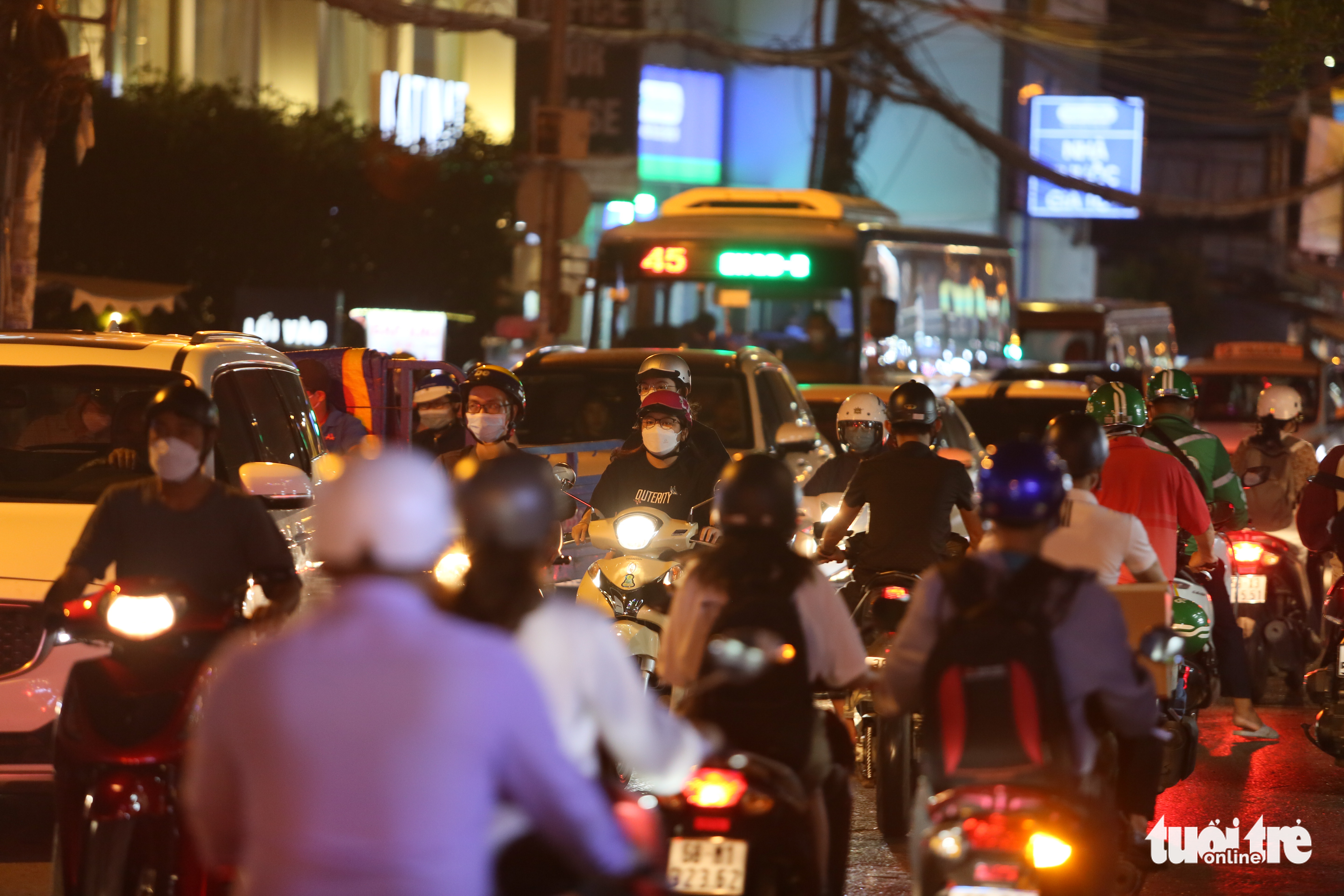 A traffic jam in Binh Thanh District, Ho Chi Minh City, April 13, 2022. Photo: Duy Nam / Tuoi Tre