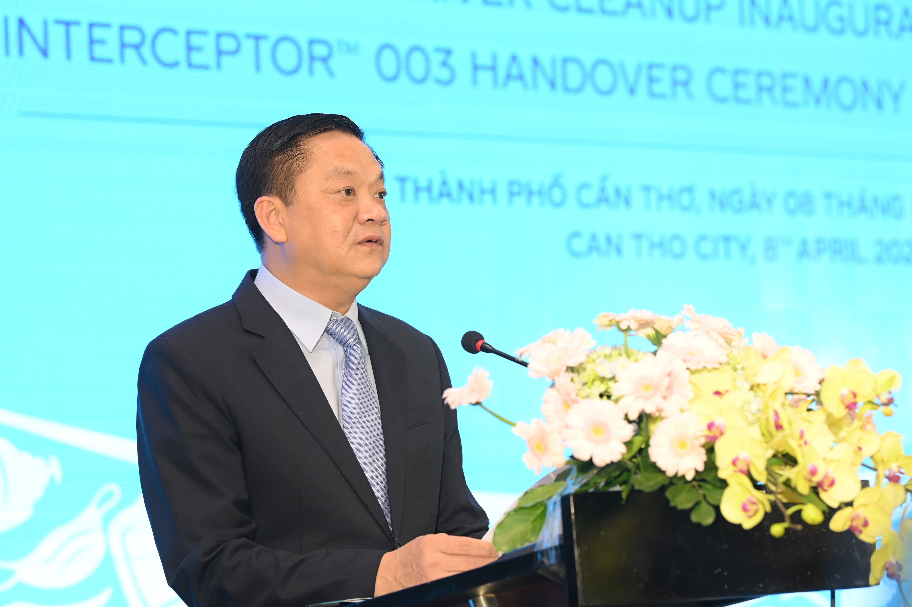 Duong Tan Hien, vice-chairman of the Can Tho City People’s Committee appreciates the Can Tho River Cleanup project, April 8, 2022.