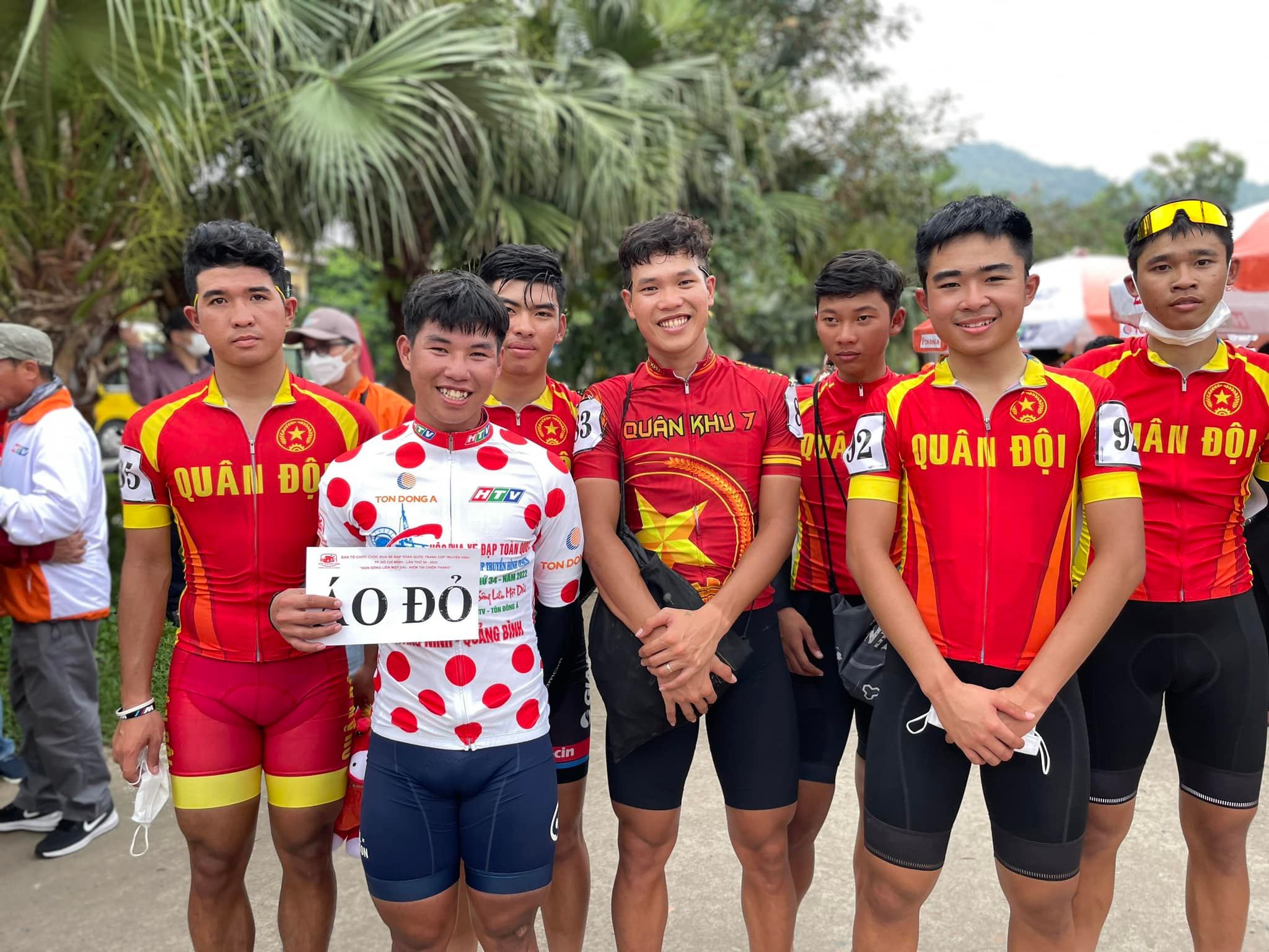 Nguyen Van Nha of Quan Khu 7 wins the polka dot jersey of the mountains classification in the ninth stage of the 2022 Ho Chi Minh City TV (HTV) Cup tournament from Nghe An Province to Quang Binh Province, Vietnam, April 15, 2022. Photo: M.Q. / Tuoi Tre