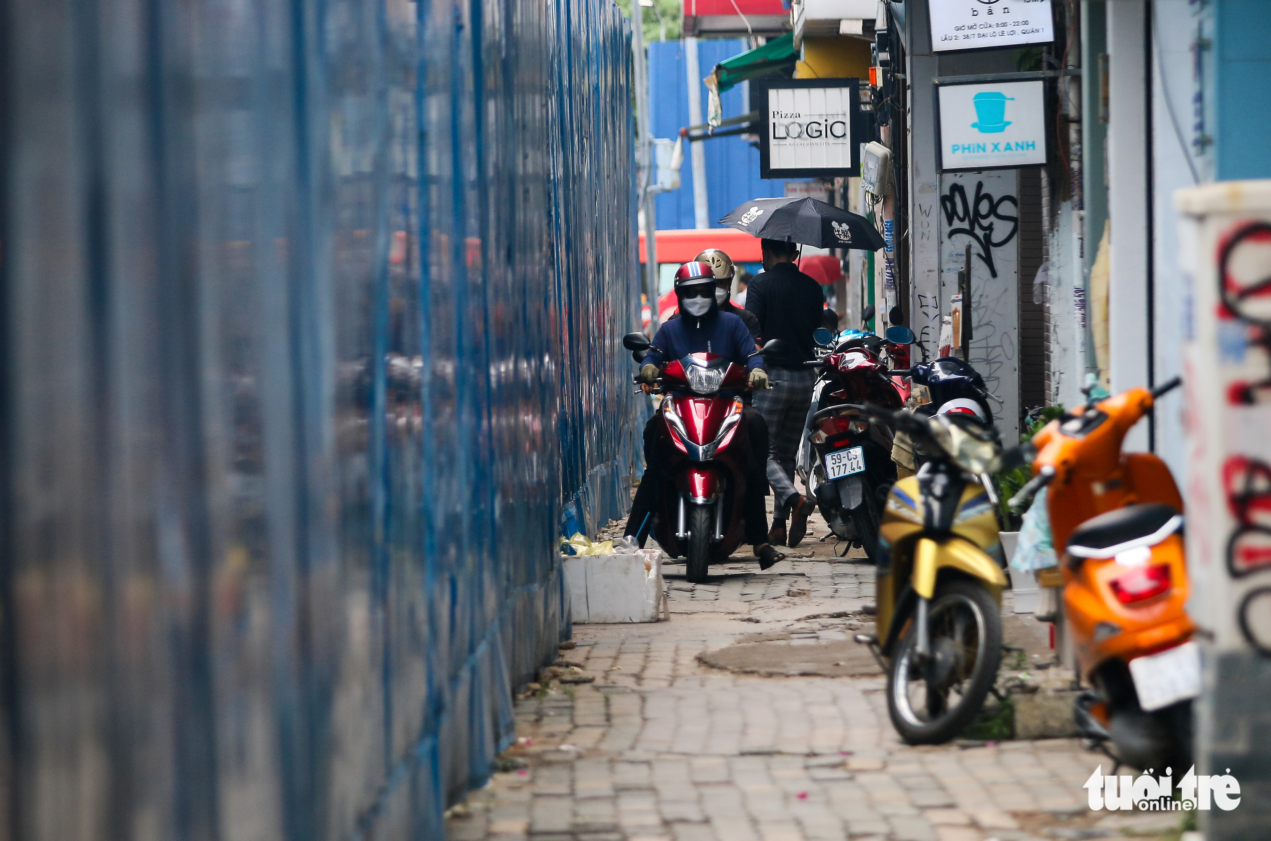 Residents travel on the sidewalk of Le Loi Street in District 1, Ho Chi Minh City, April 14, 2022. Photo: Quang Dinh / Tuoi Tre